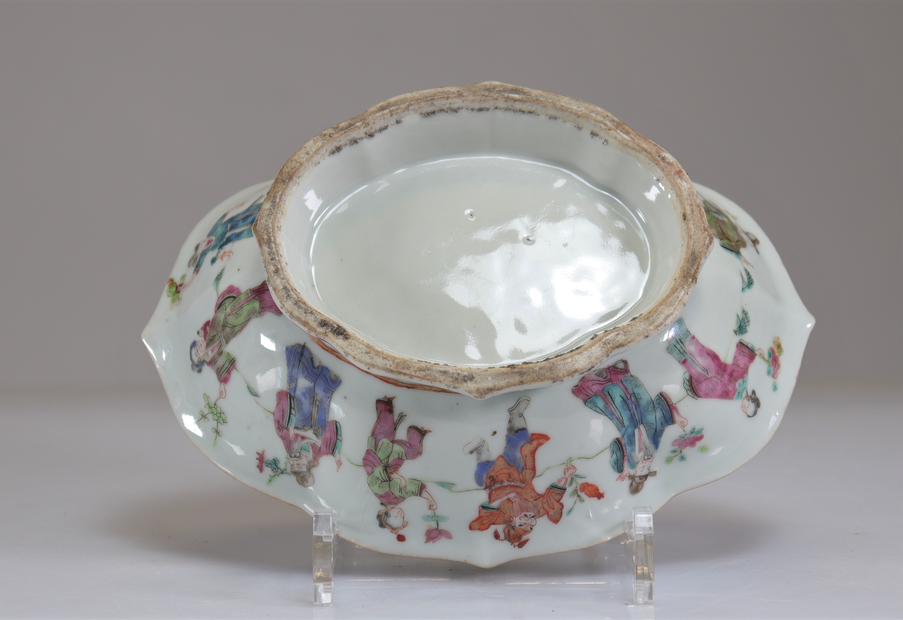 Porcelain famille rose cup decorated with 19th century characters - Image 4 of 5