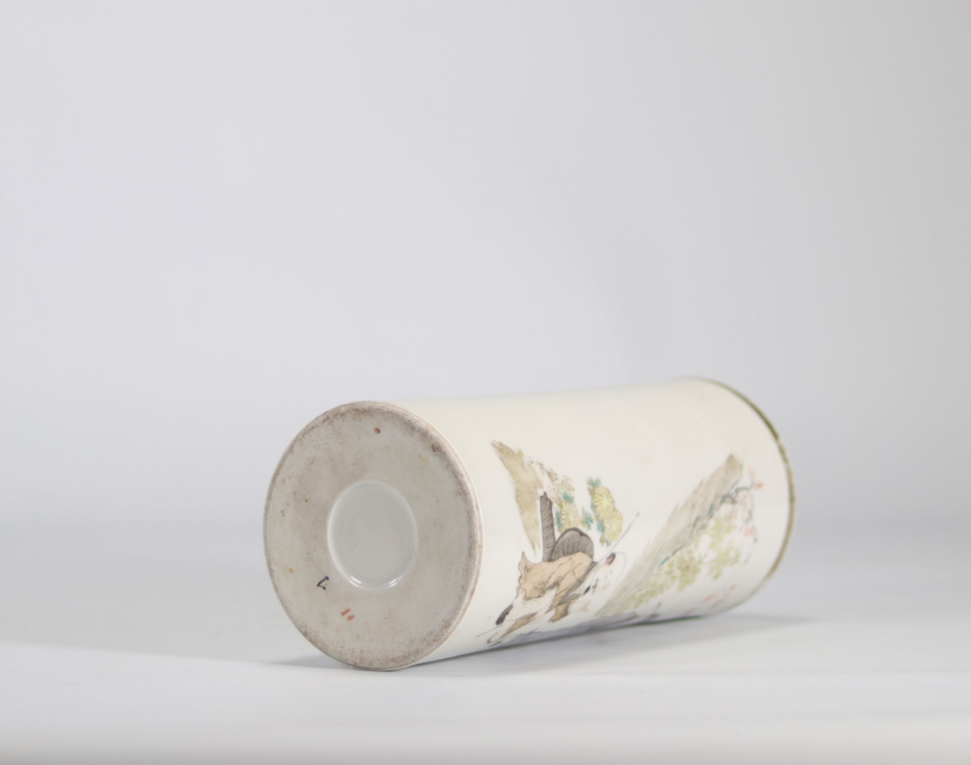 Qianjiang cai porcelain brush holder decorated with characters - Image 5 of 5