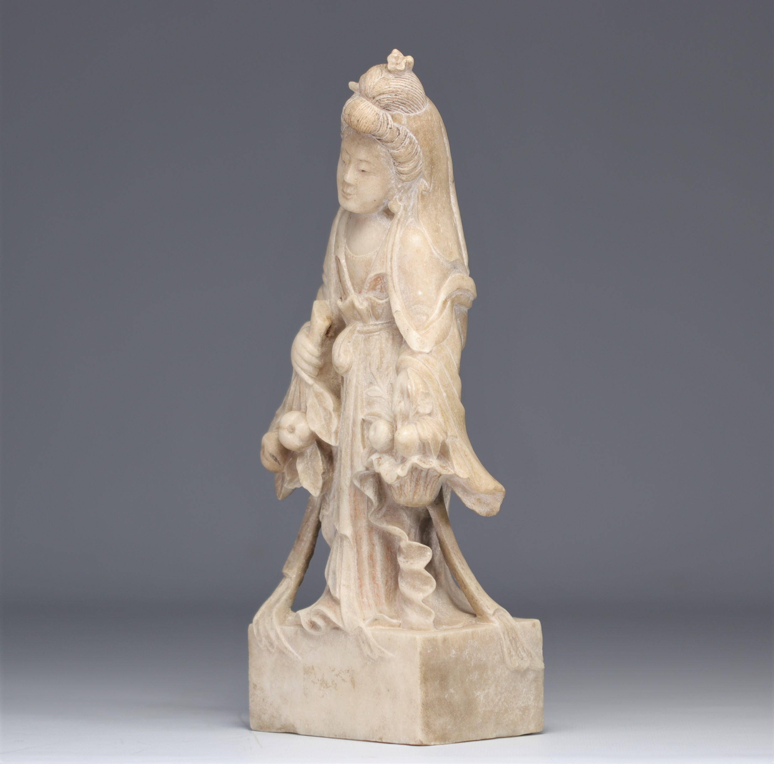 Marble sculpture of a young woman with fruit probably from the Ming period (æ˜Žæœ) - Image 2 of 4