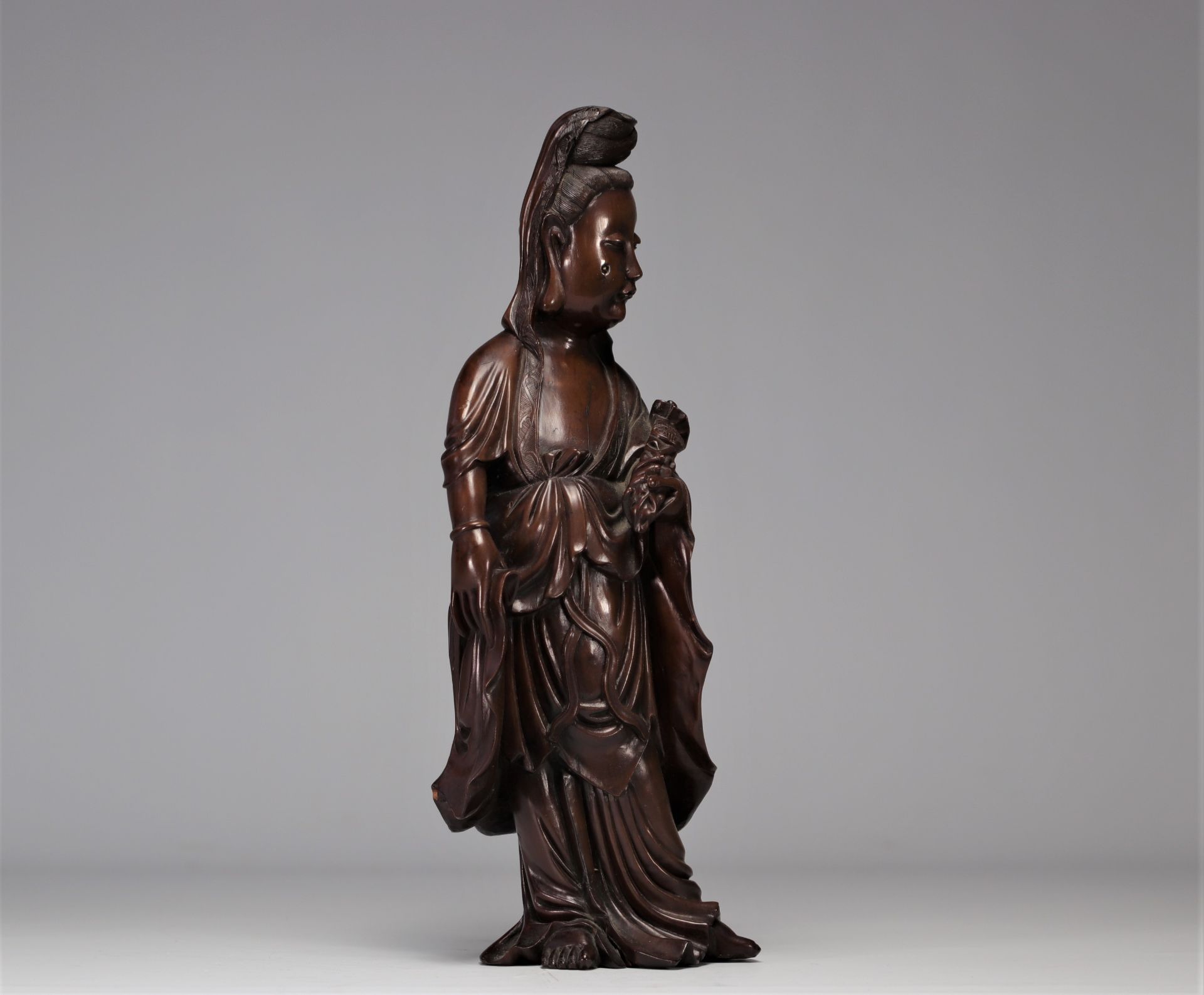 Guanyin carrying a carved wooden Ruyi sceptre from the Qing period (æ¸…æœ) - Image 3 of 4