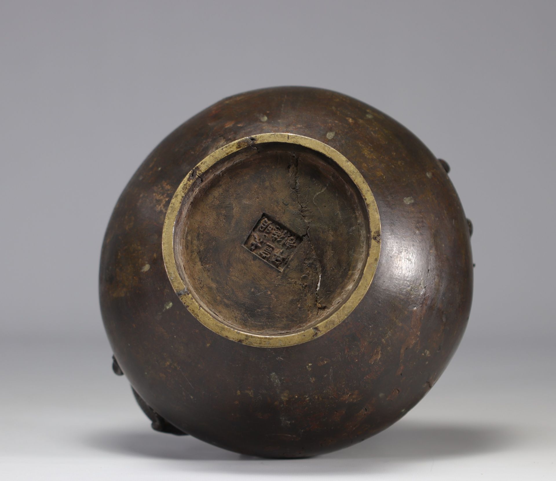 A Xuande Nian Zhi bronze bottle vase decorated with a Chilon from the Ming period (æ˜Žæœ) - Image 5 of 5