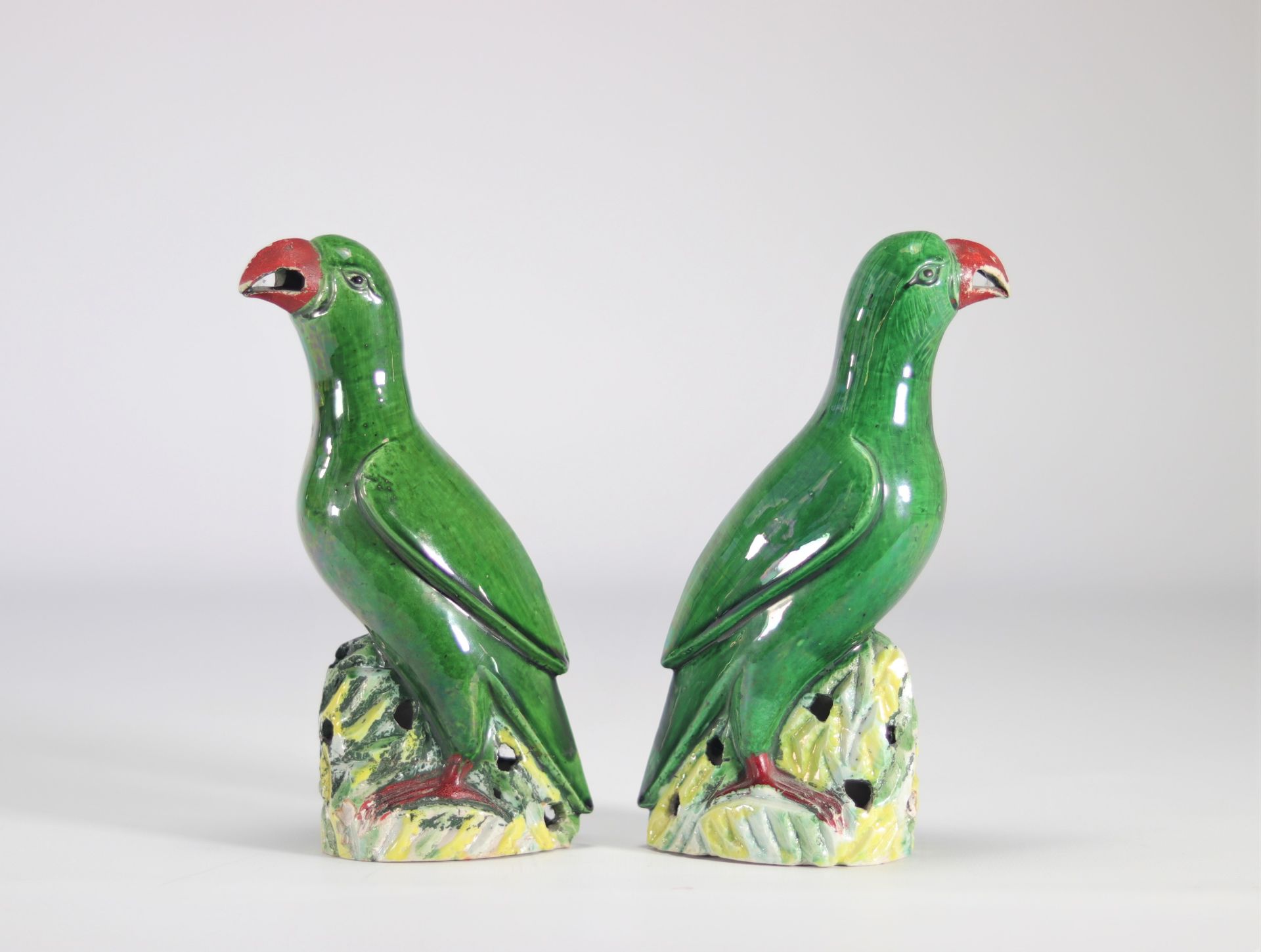 Pair of green glazed 'parrot' birds from China from the 19th century - Image 2 of 4