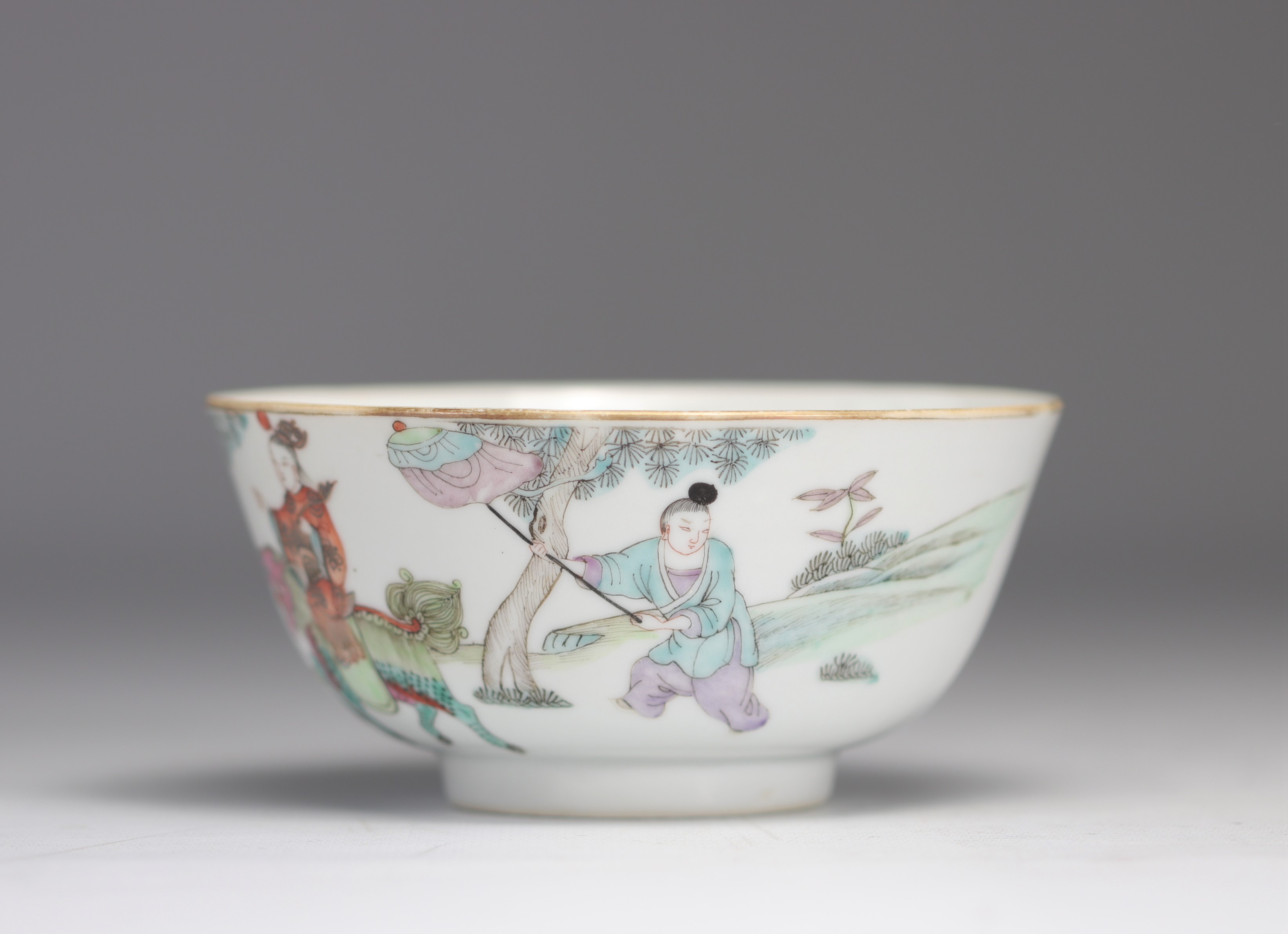 Porcelain bowl from the Famille Rose decorated with figures - Image 2 of 5