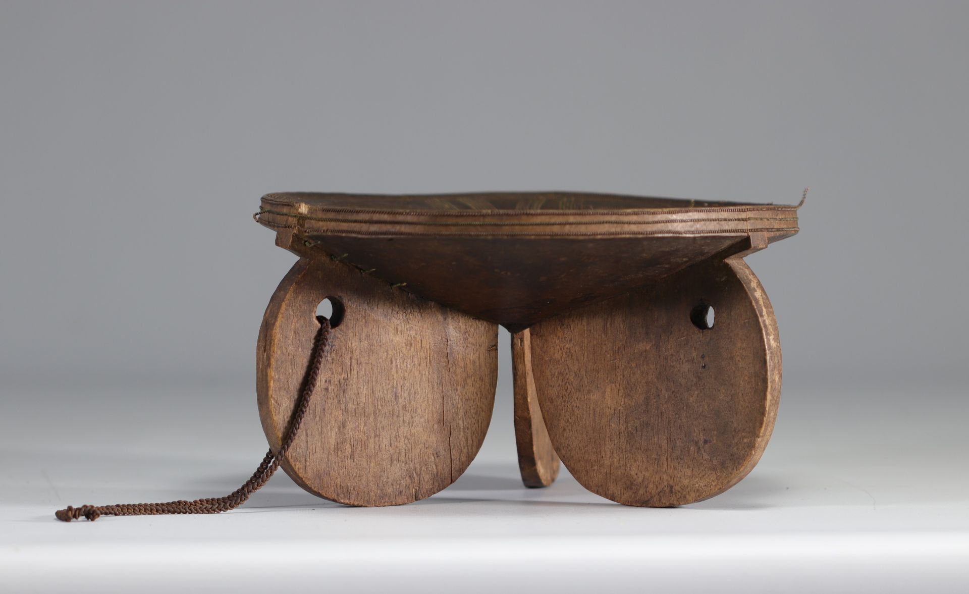 Beautiful and rare Kamba stool inlaid with copper wire from Kenya (damaged)