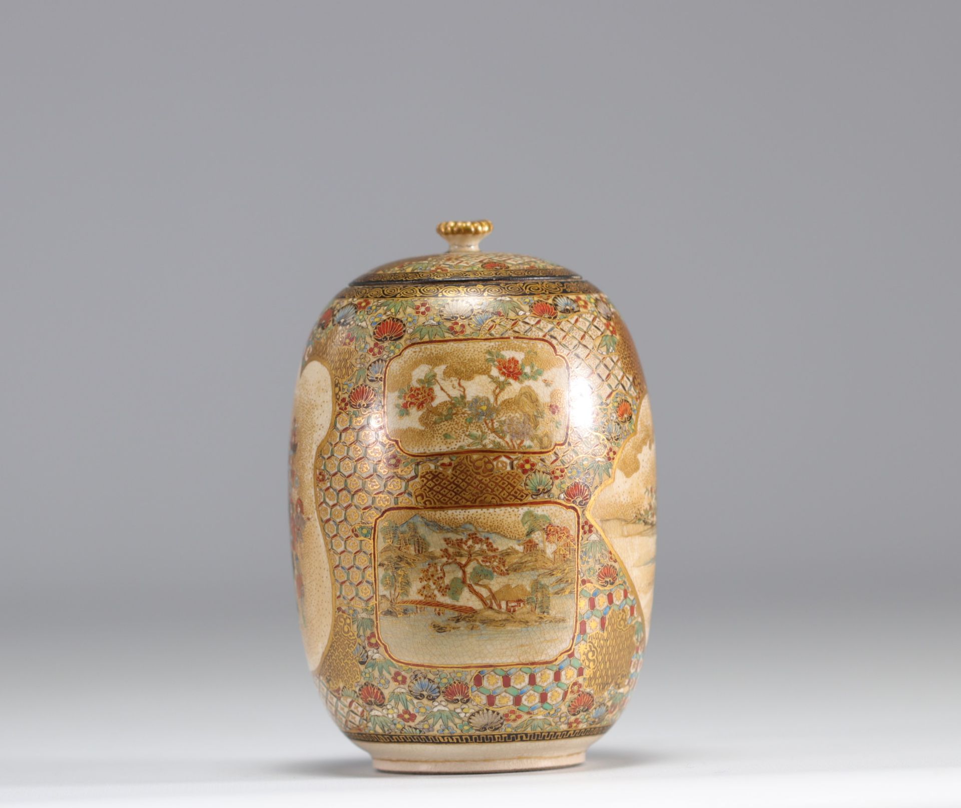 A beautiful enamel-decorated Satsuma covered vase with figures and flowers, circa late 19th century - Image 3 of 6