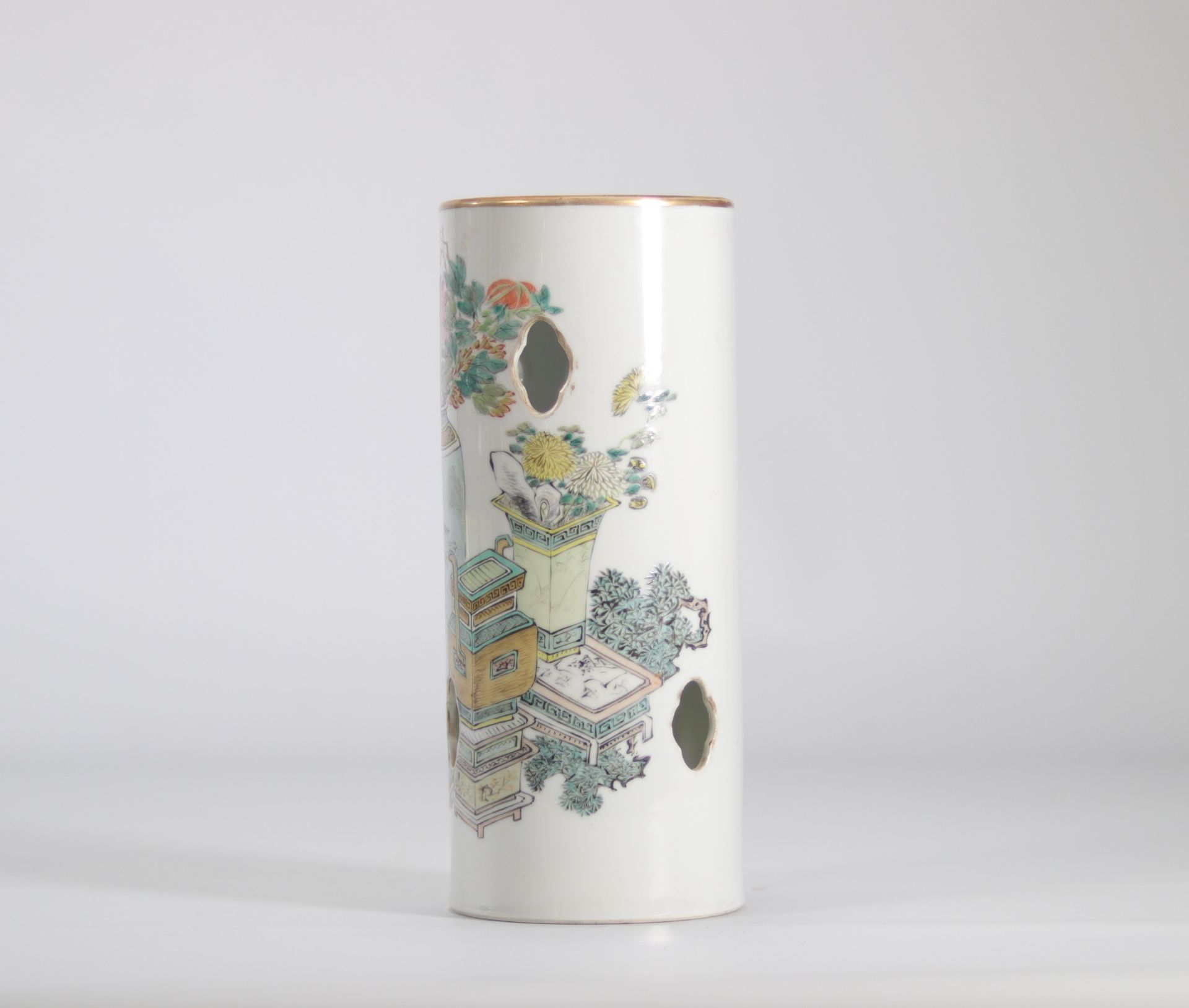 Porcelain hat stand from la famille rose decorated with furnitures drawings and Chinese characters - Image 3 of 5