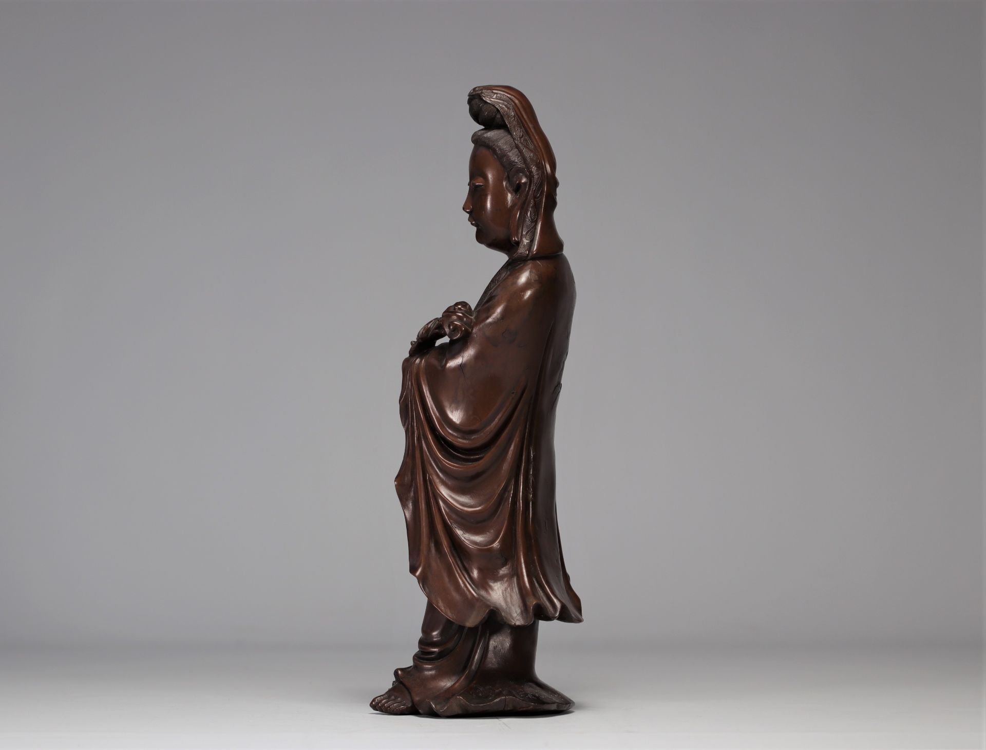 Guanyin carrying a carved wooden Ruyi sceptre from the Qing period (æ¸…æœ) - Image 4 of 4