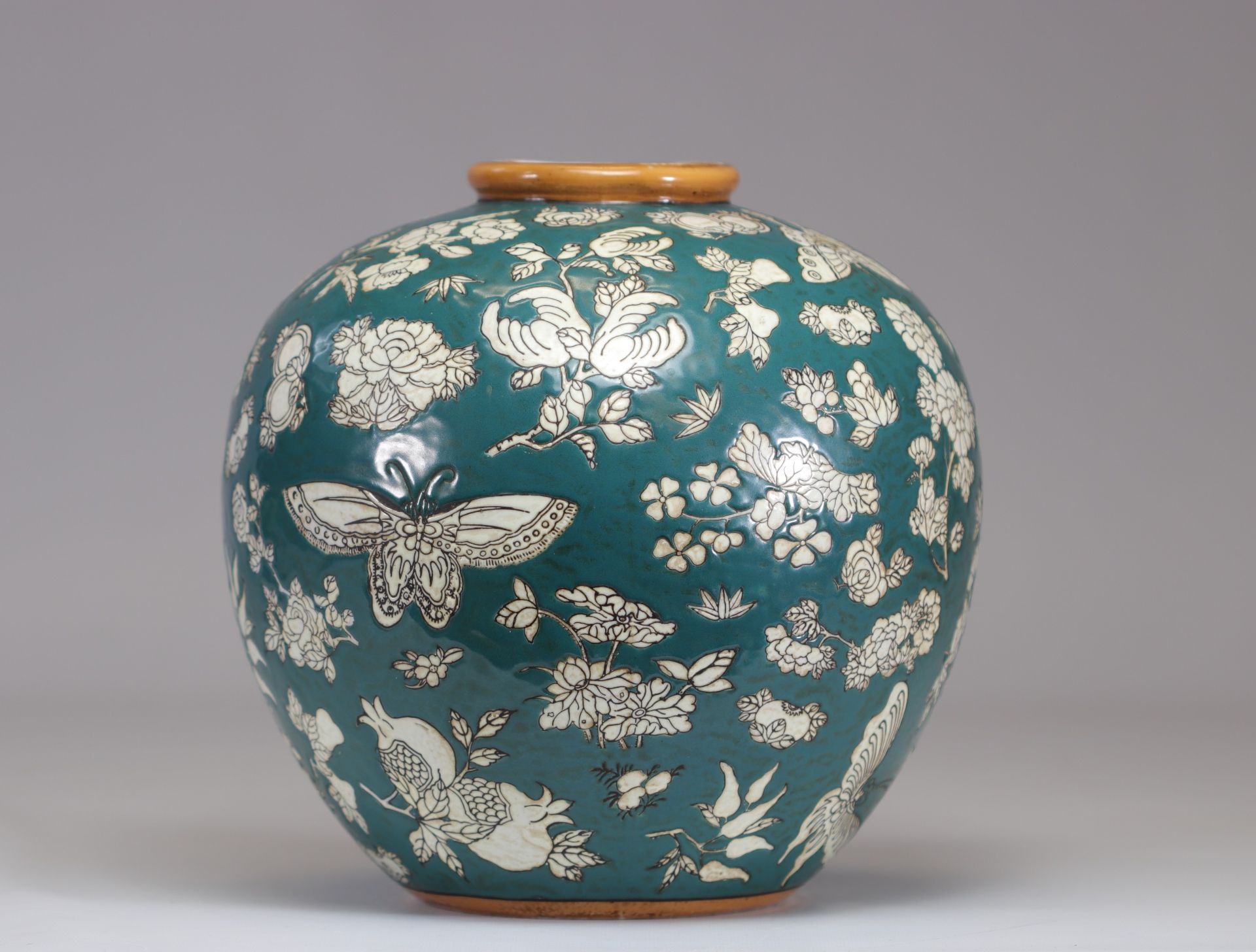 Chinese porcelain vase decorated en-relief on a green background - Image 2 of 4