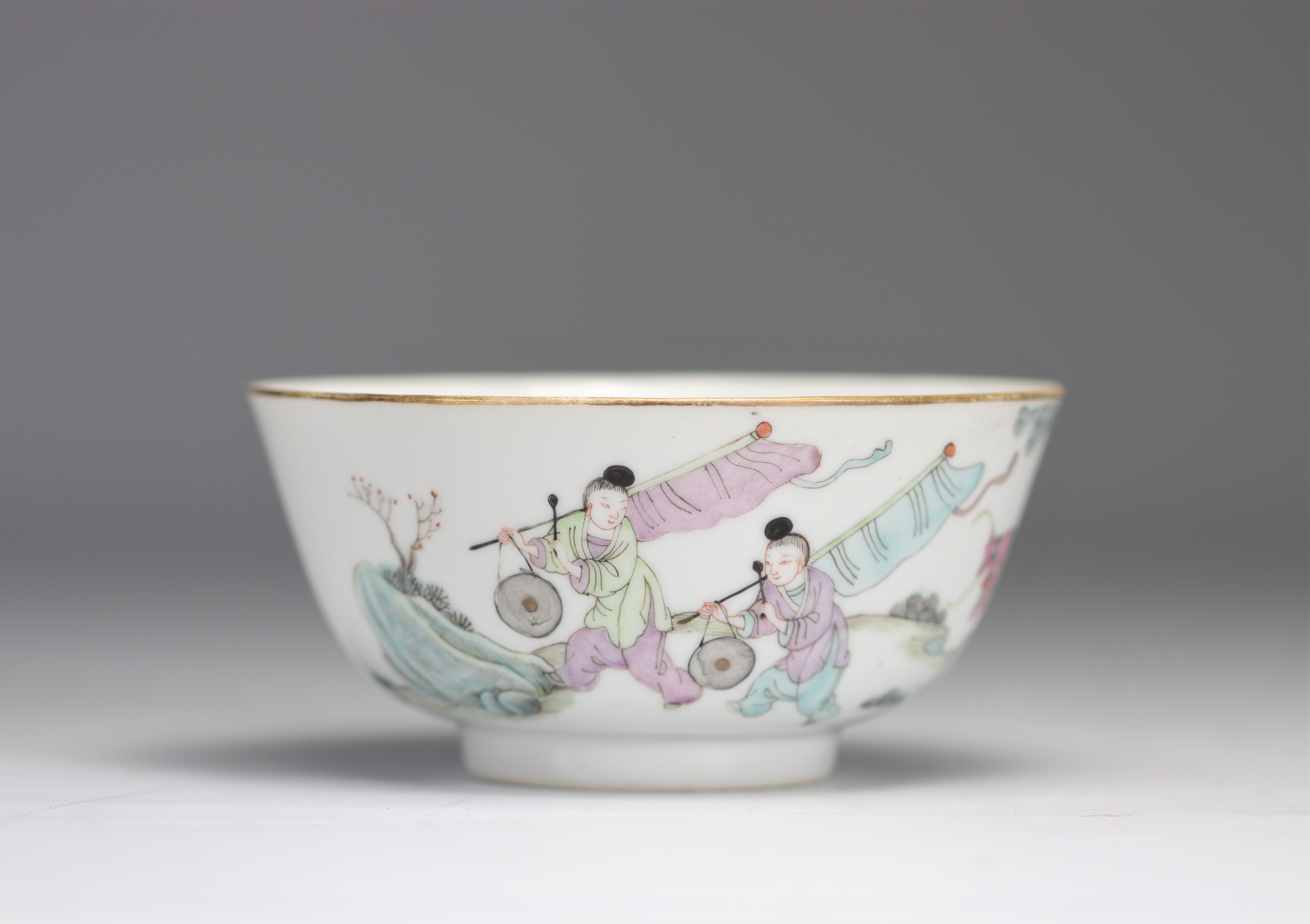 Porcelain bowl from the Famille Rose decorated with figures - Image 3 of 5