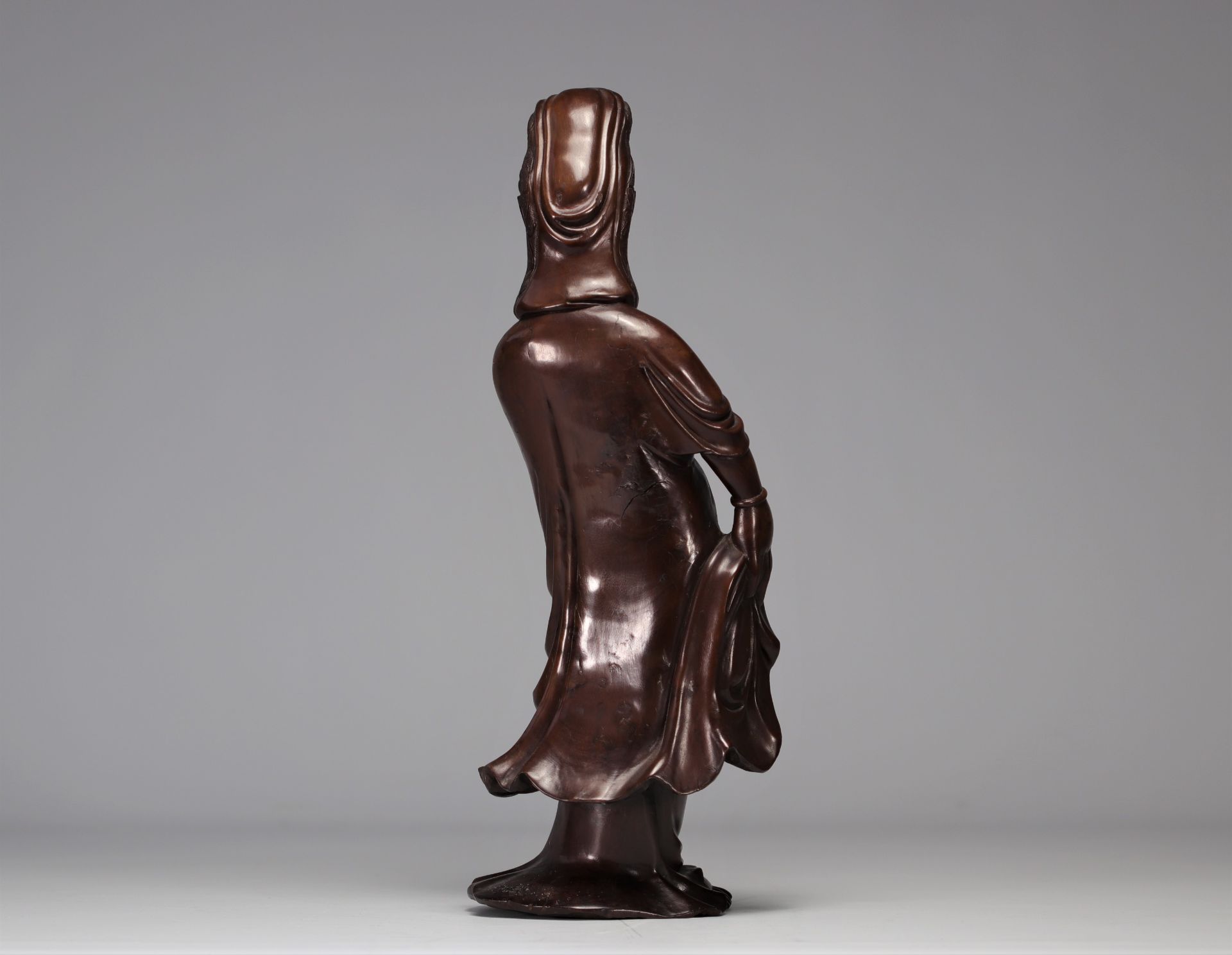 Guanyin carrying a carved wooden Ruyi sceptre from the Qing period (æ¸…æœ) - Image 2 of 4