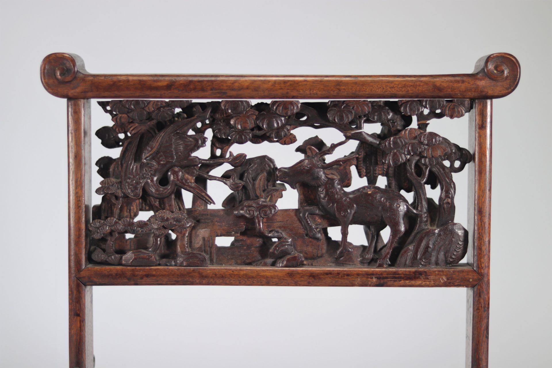 Carved wooden brush holder decorated with figures and deers from Qing period (æ¸…æœ) - Image 4 of 4