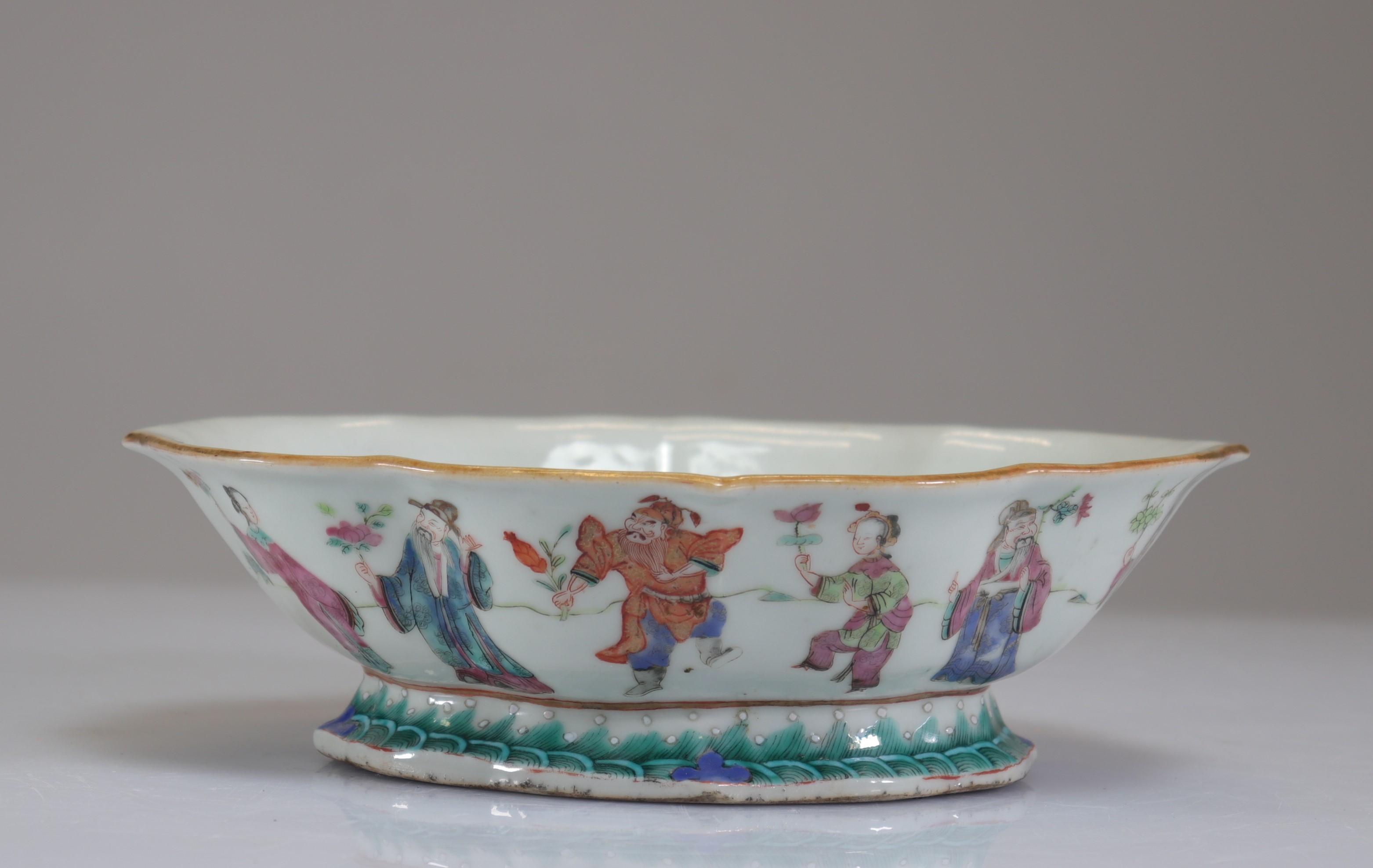Porcelain famille rose cup decorated with 19th century characters - Image 3 of 5
