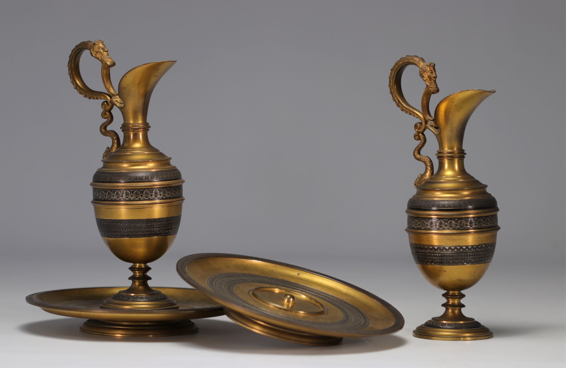 Pair of antique bronze pourers with silver inlay - Bild 4 aus 4
