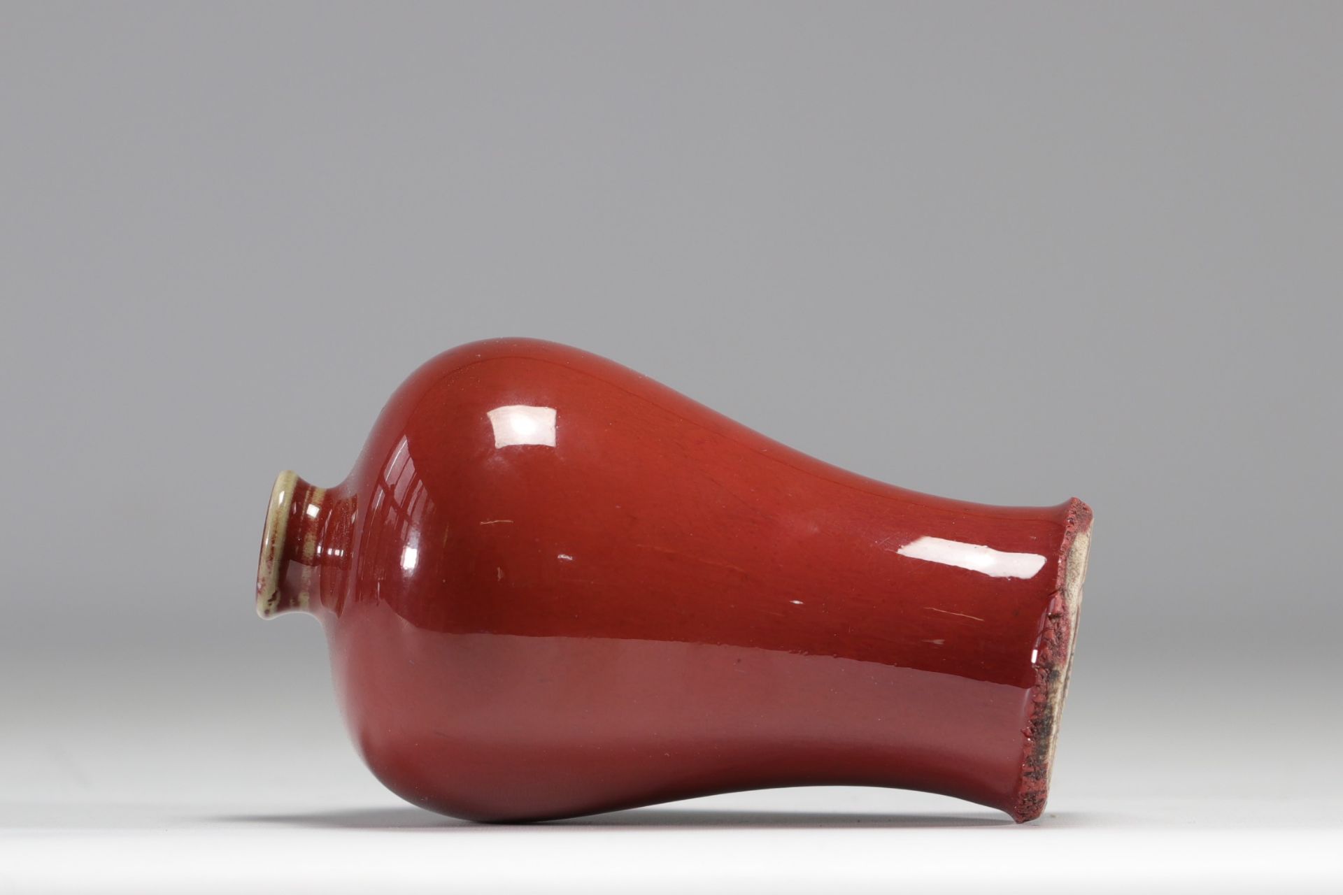 A Meiping oxblood vase from the Qing period (æ¸…æœ) - Image 2 of 3