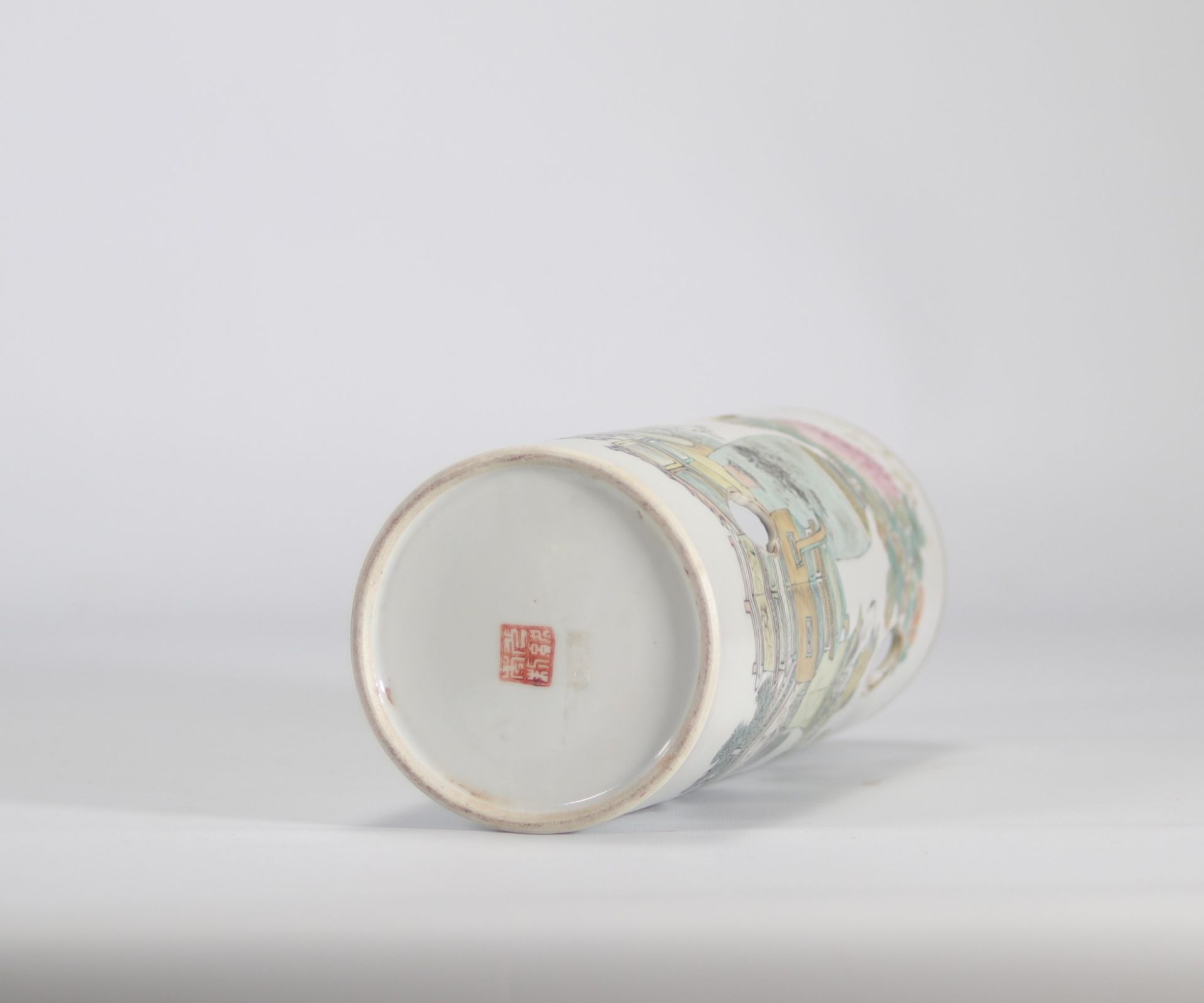 Porcelain hat stand from la famille rose decorated with furnitures drawings and Chinese characters - Image 5 of 5