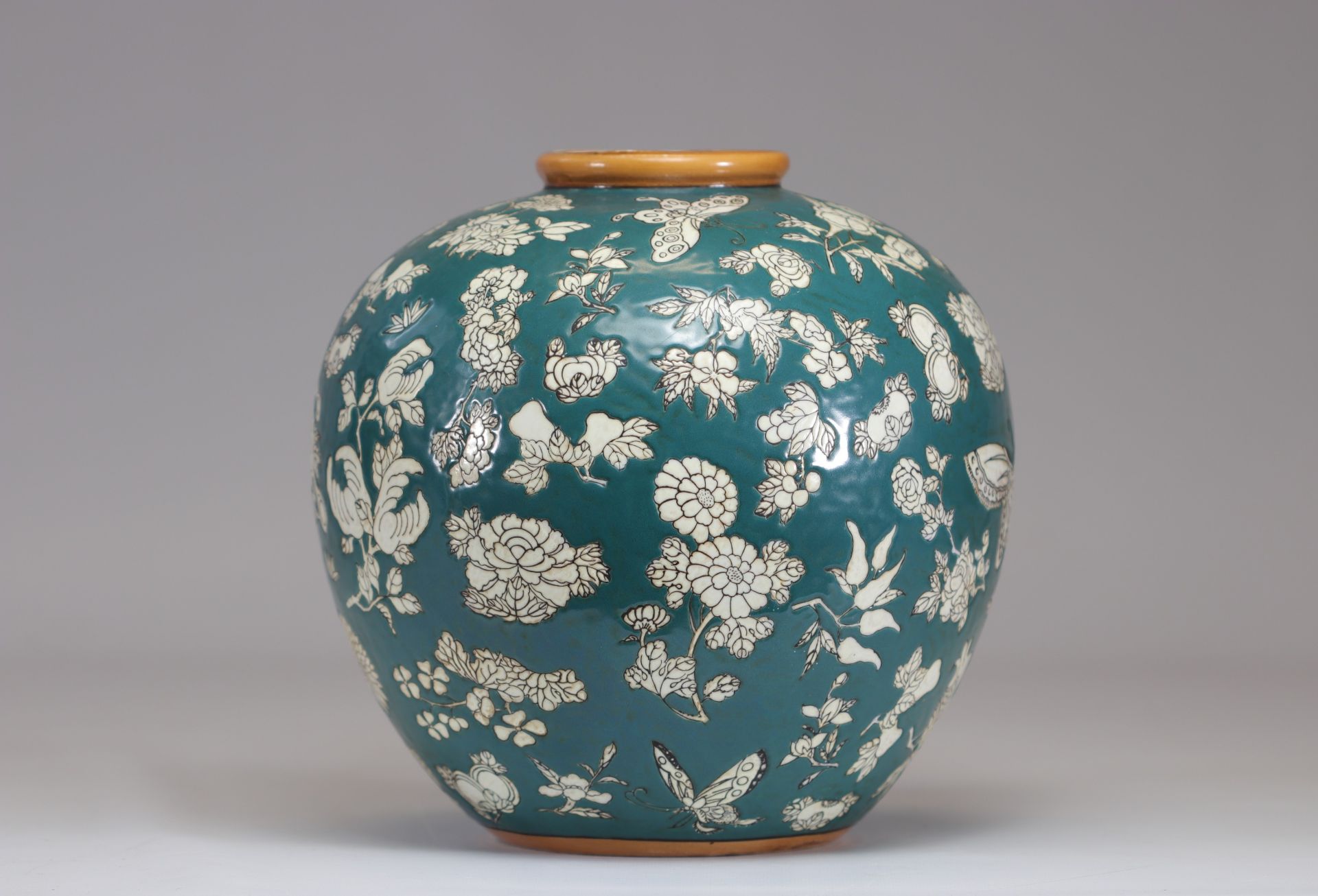 Chinese porcelain vase decorated en-relief on a green background - Image 3 of 4