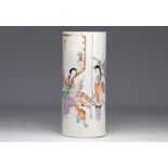 Cylindrical vase in Famille Rose porcelain decorated with figures