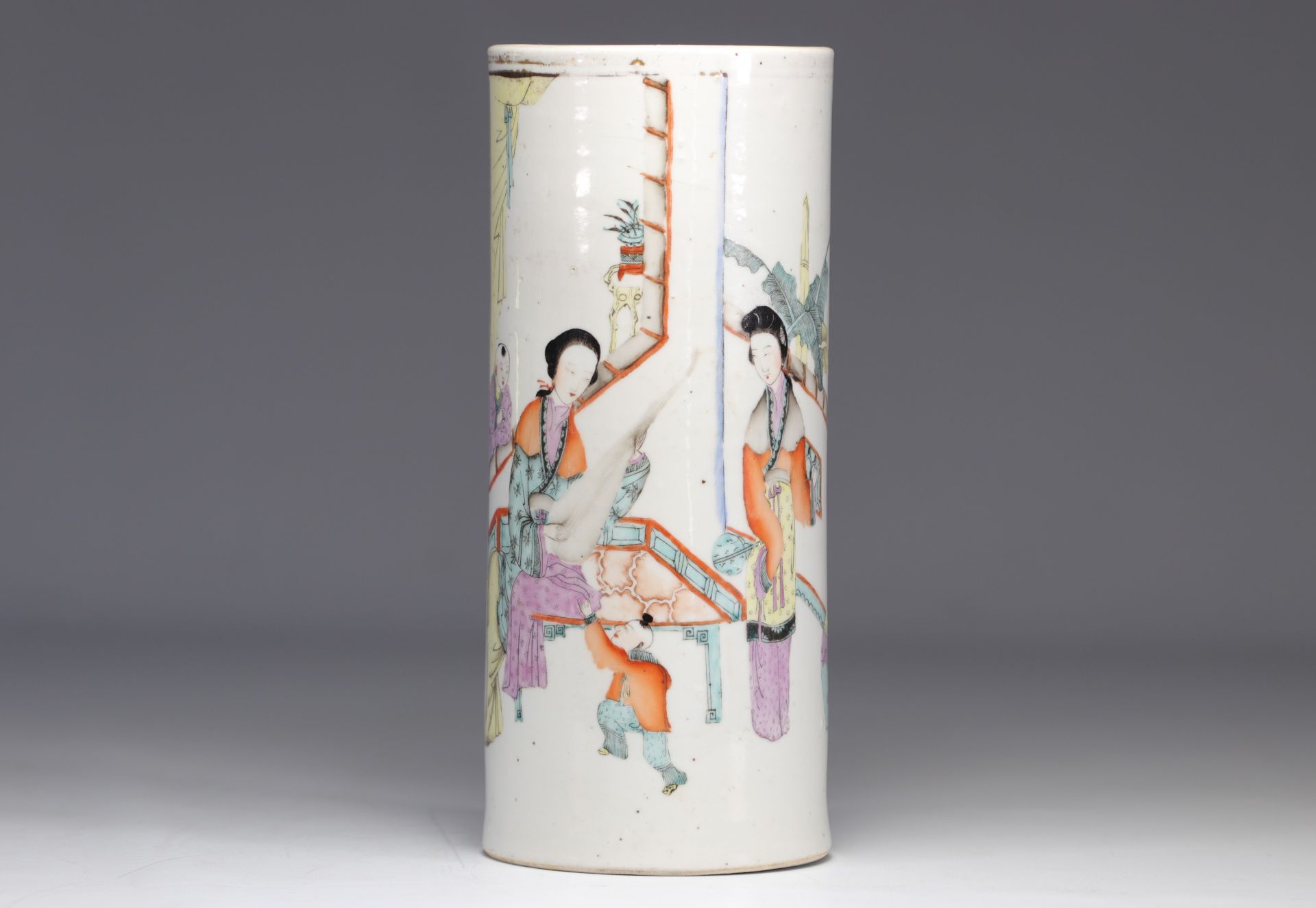 Cylindrical vase in Famille Rose porcelain decorated with figures