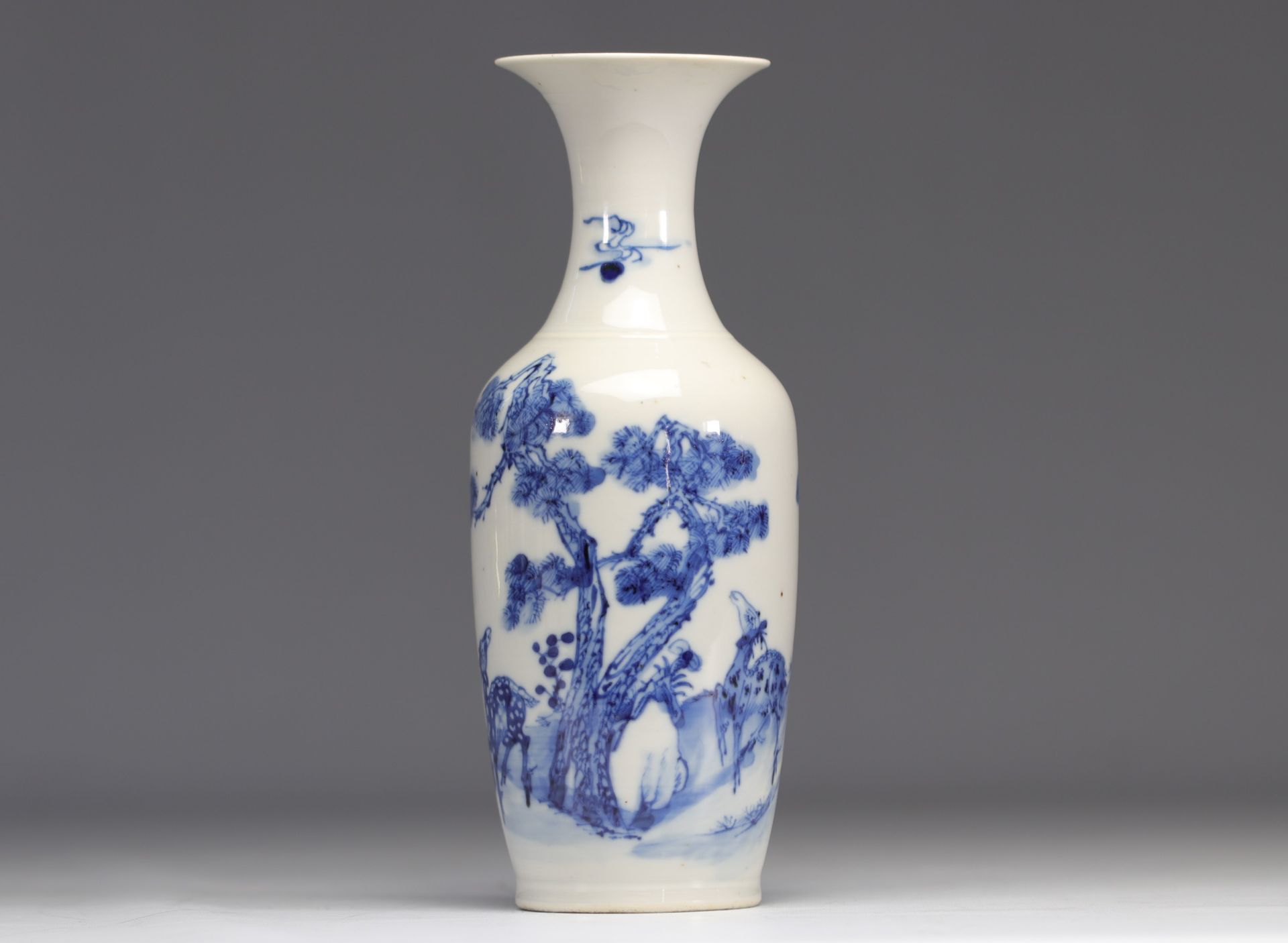 Blue-white porcelain vase with deer design from Qing period (æ¸…æœ)