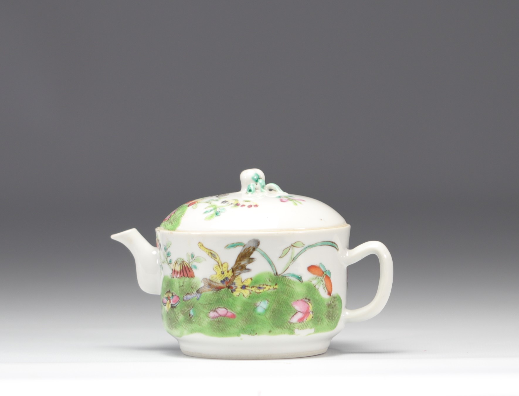 Famille rose porcelain teapot decorated with butterflies and flowers - Image 2 of 4