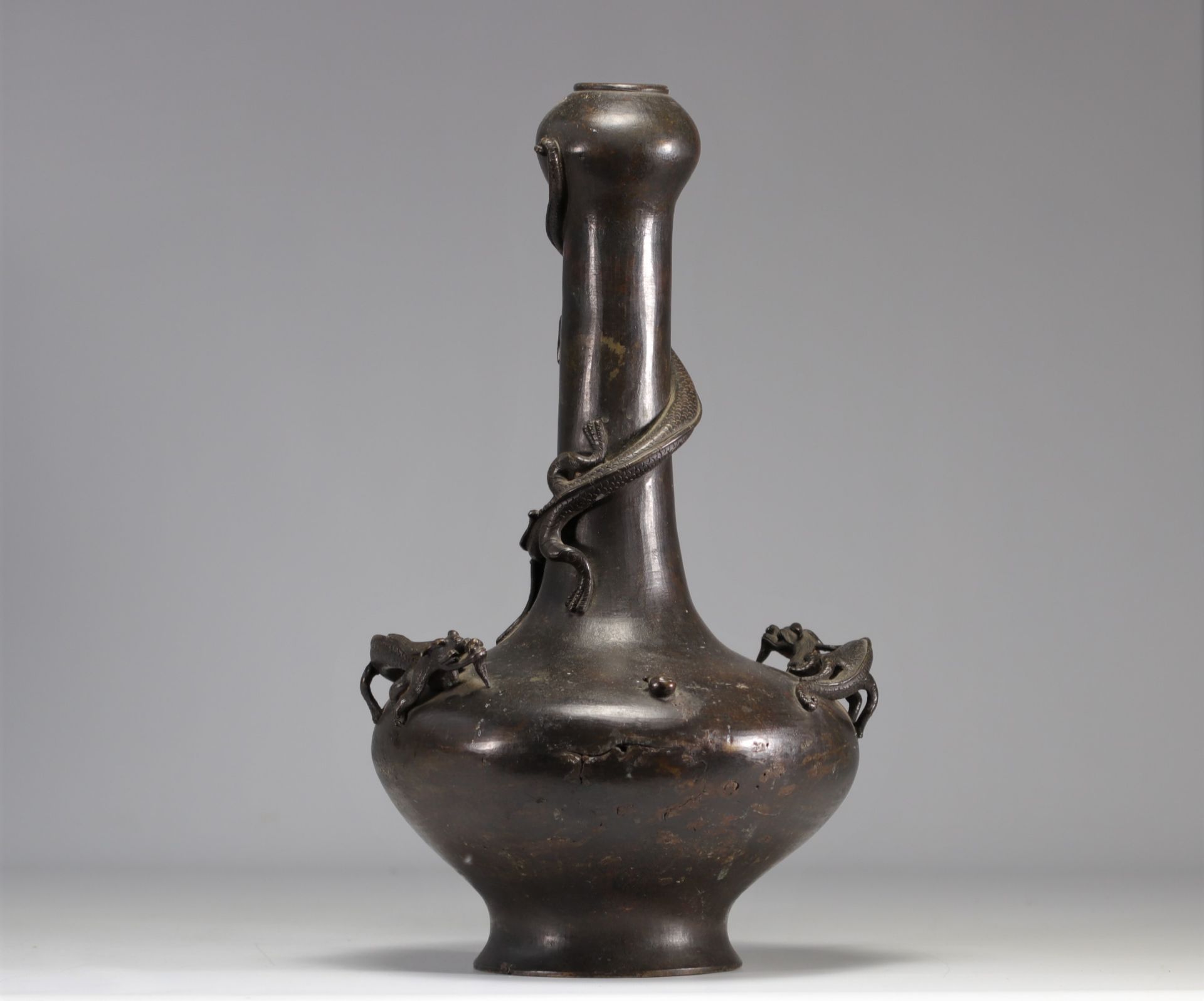 A Xuande Nian Zhi bronze bottle vase decorated with a Chilon from the Ming period (æ˜Žæœ) - Image 2 of 5