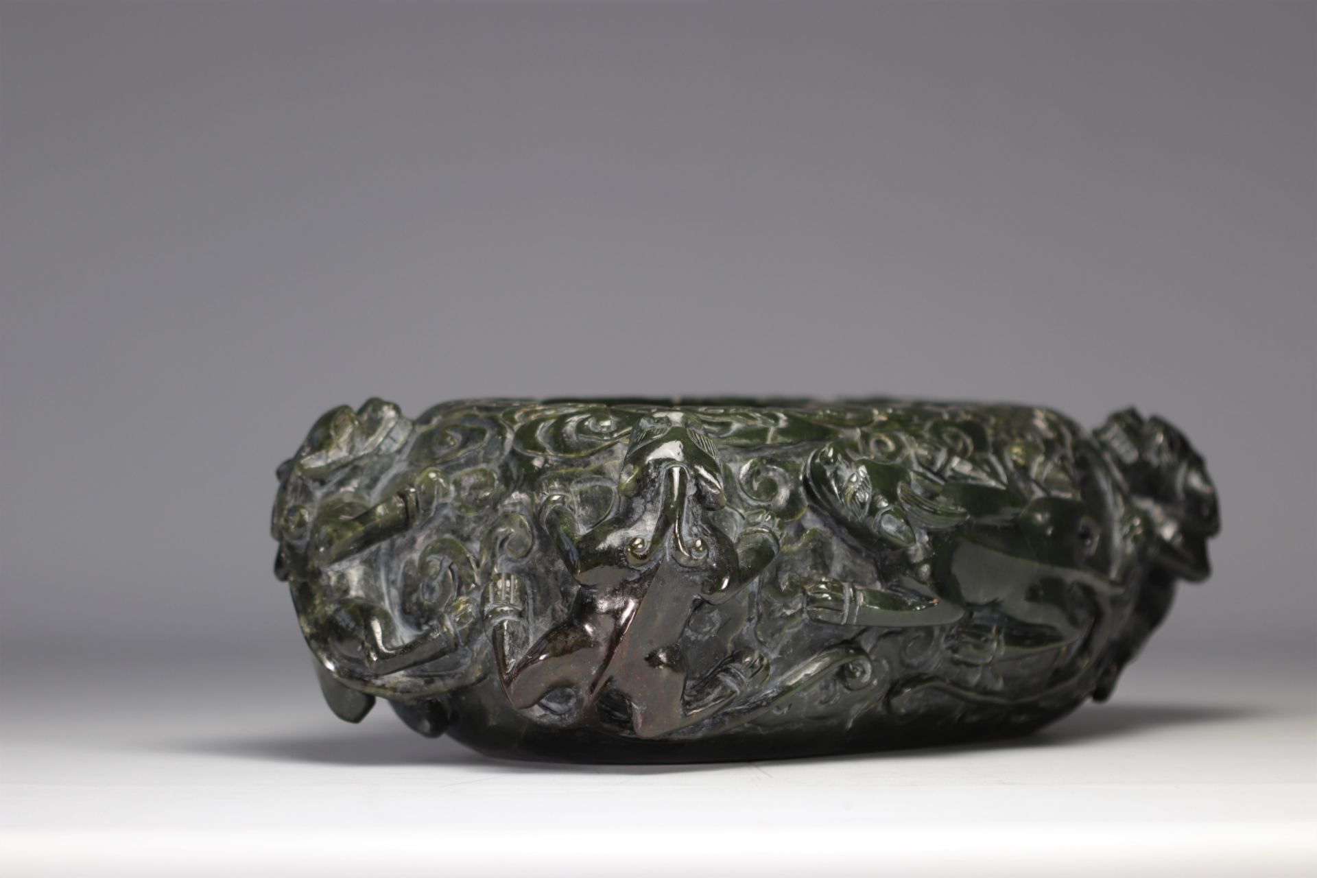 Impressive brushwork in spinach green jade decorated with Chilons - Image 2 of 5