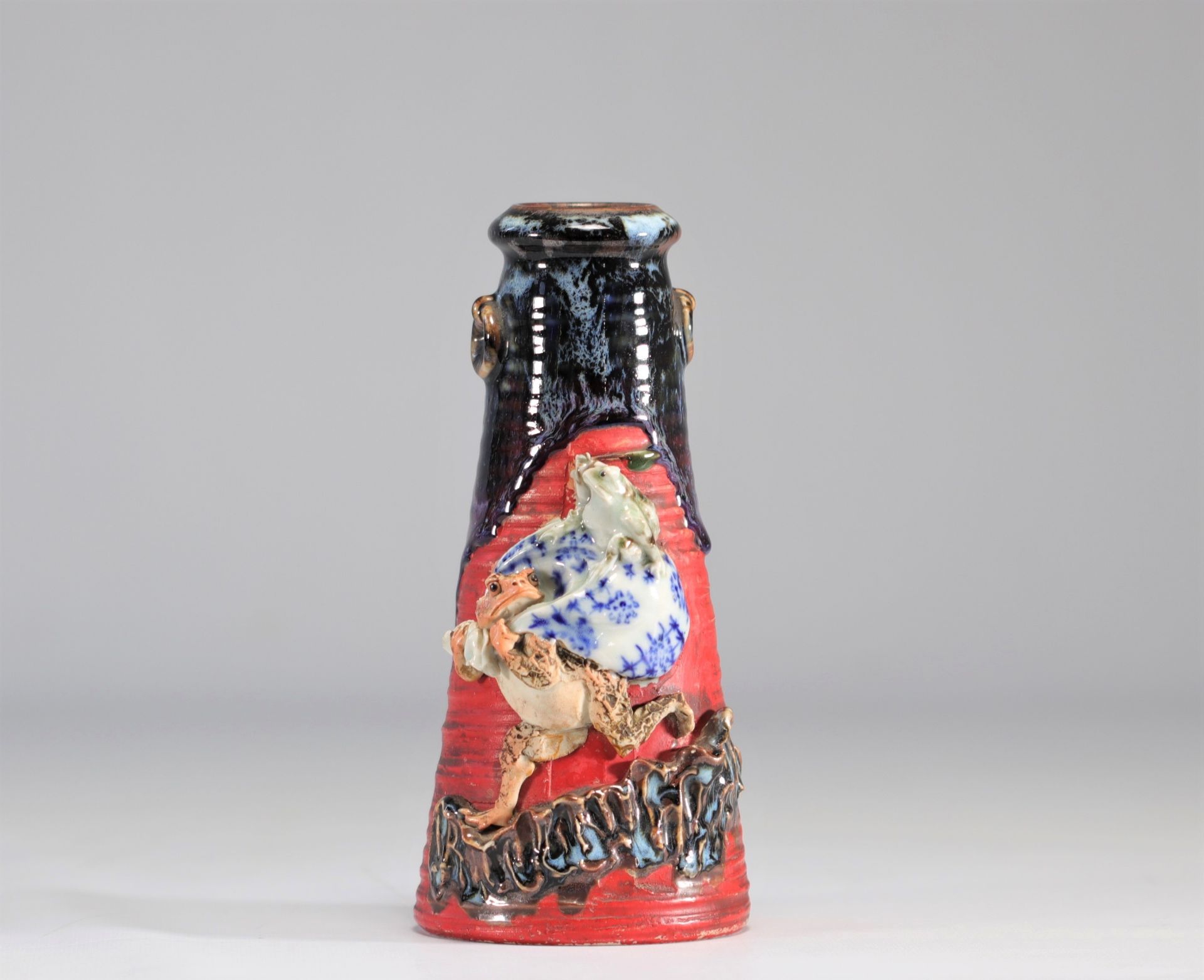 Sumida-Gawa ceramic vase decorated with toads from Japan from 19th century