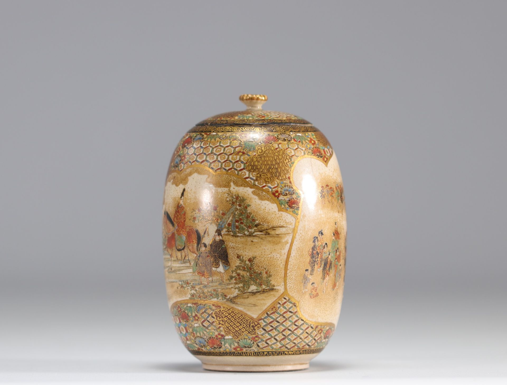 A beautiful enamel-decorated Satsuma covered vase with figures and flowers, circa late 19th century - Image 6 of 6