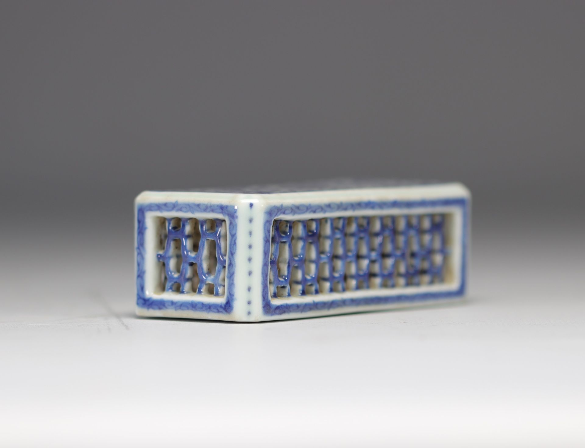 Porcelain cricket box in white and blue Qianlong brand