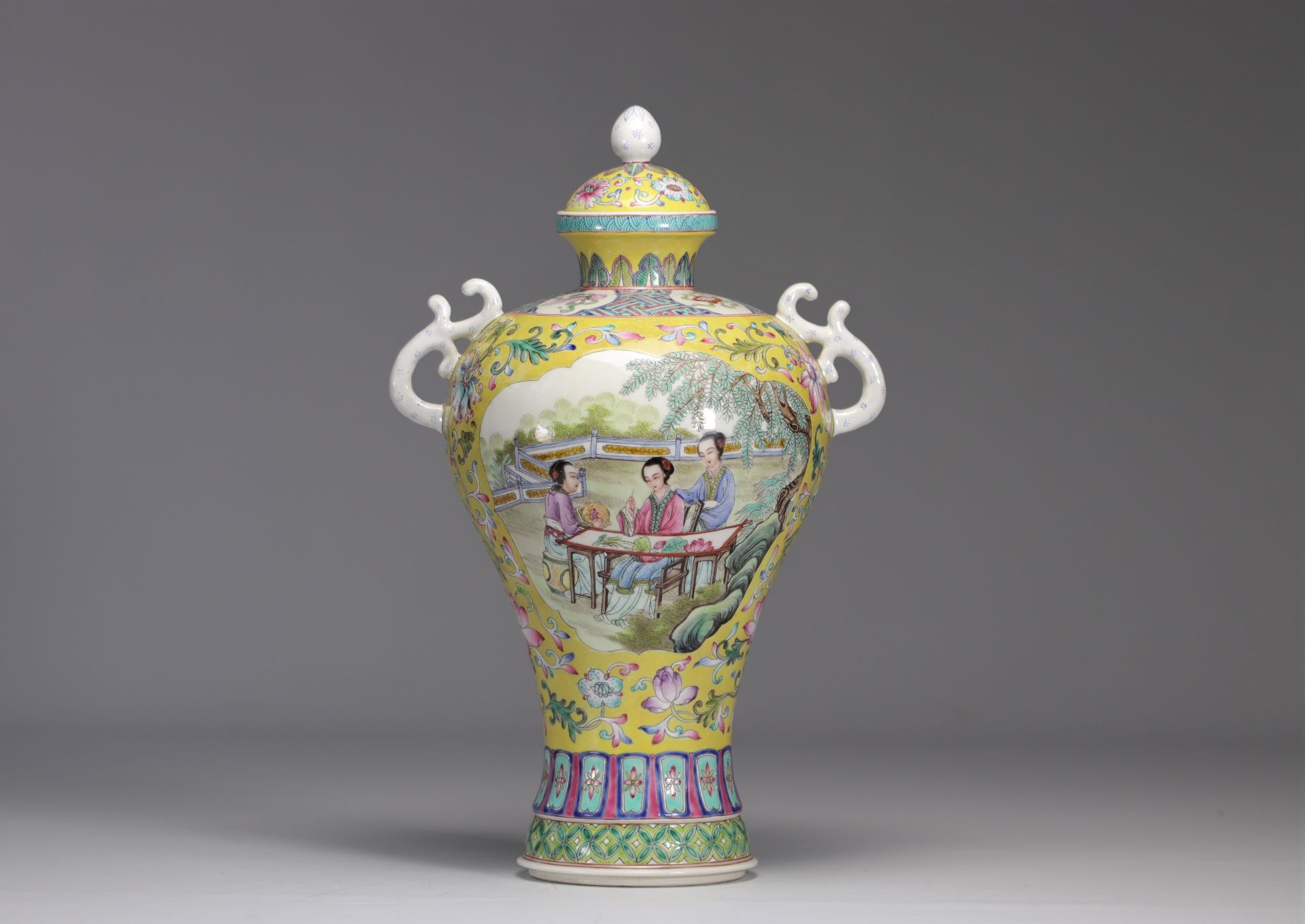 Covered porcelain vase decorated with characters from the Famille Rose on a yellow background - Image 2 of 4