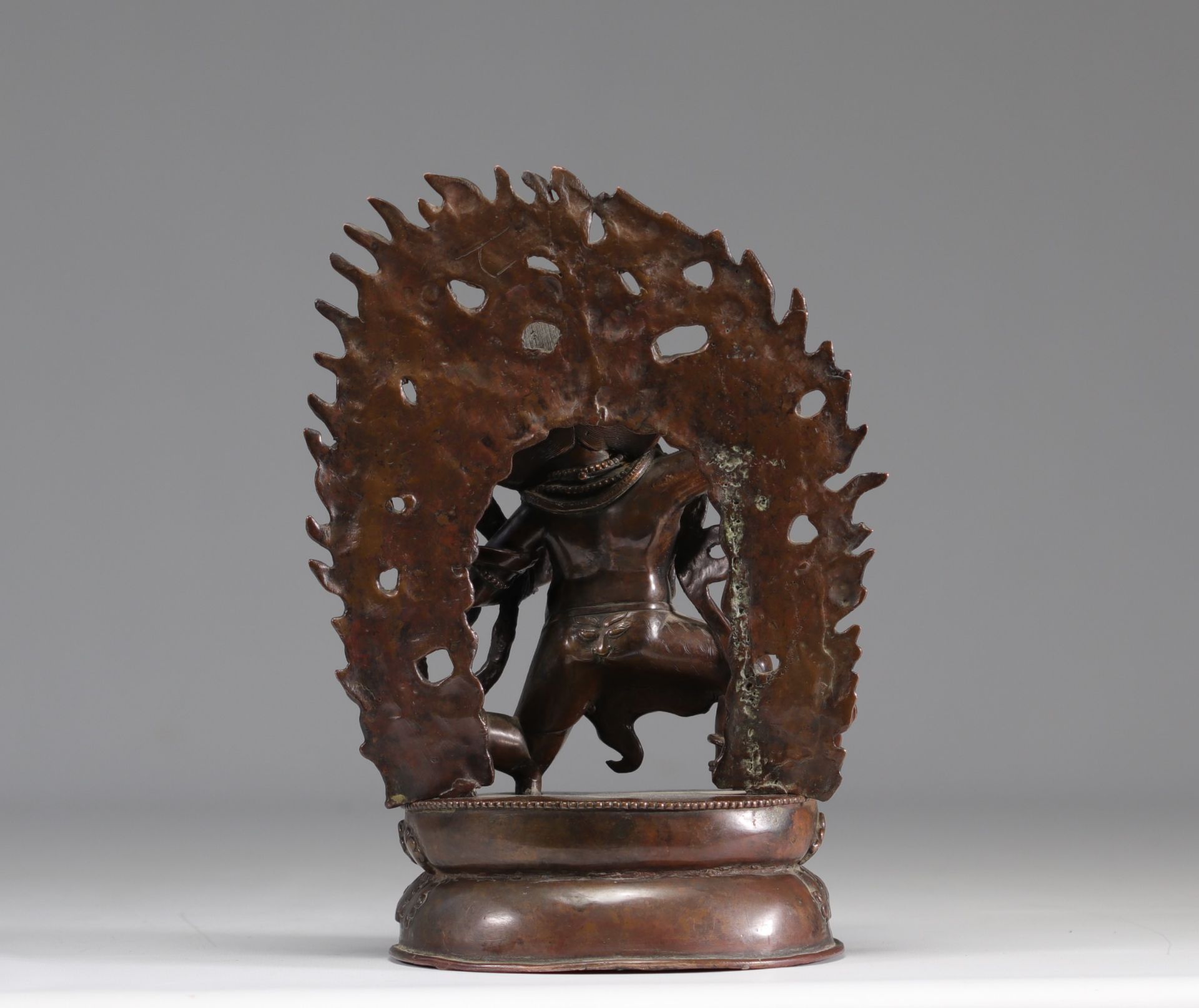 Large sculpture of a Tibetan divinity in bronze inlaid with turquoise, 18th century - Image 2 of 5