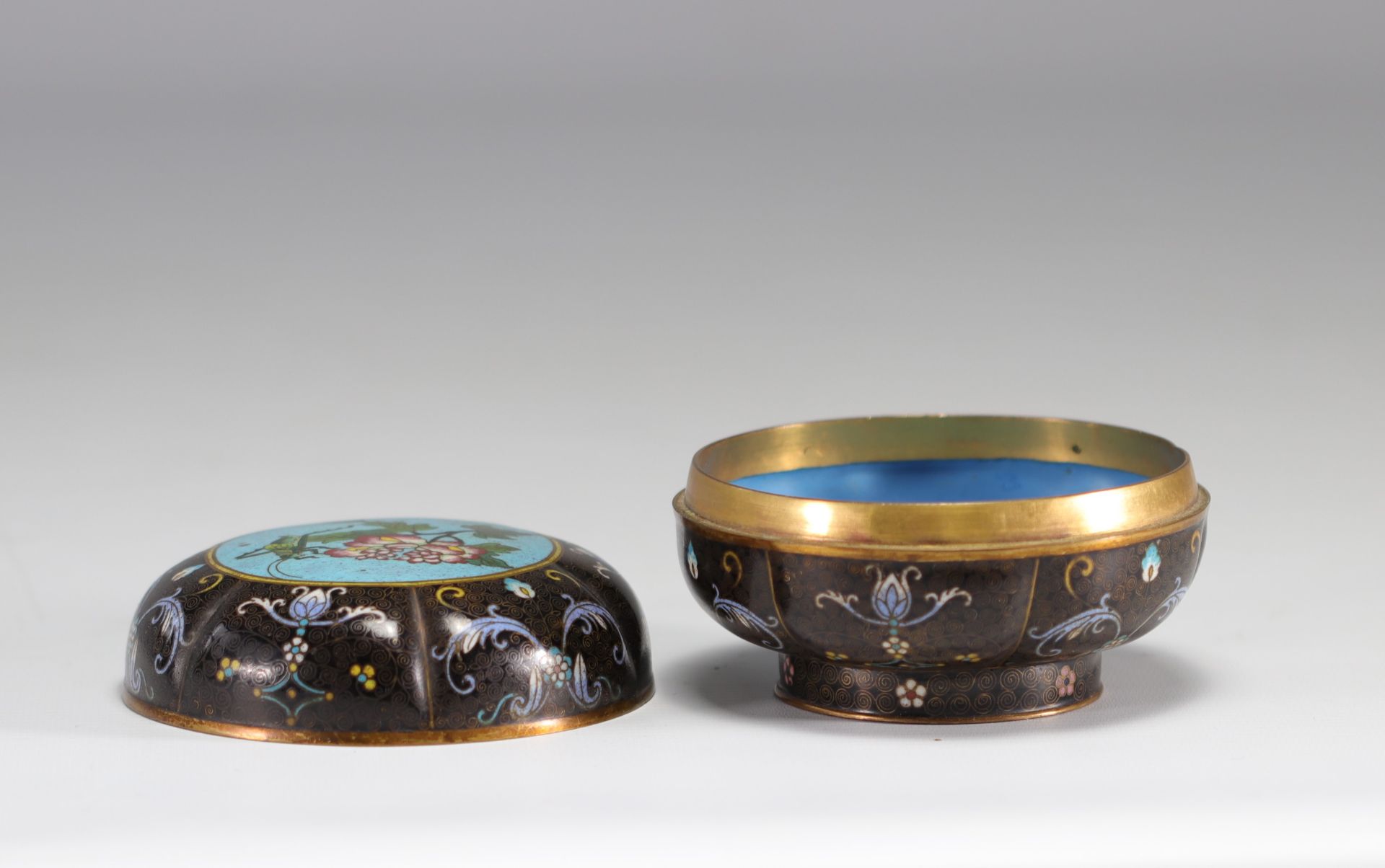 A beautiful cloisonne enamel box decorated with a cricket on a flower from the 19th century from Mei - Image 4 of 5