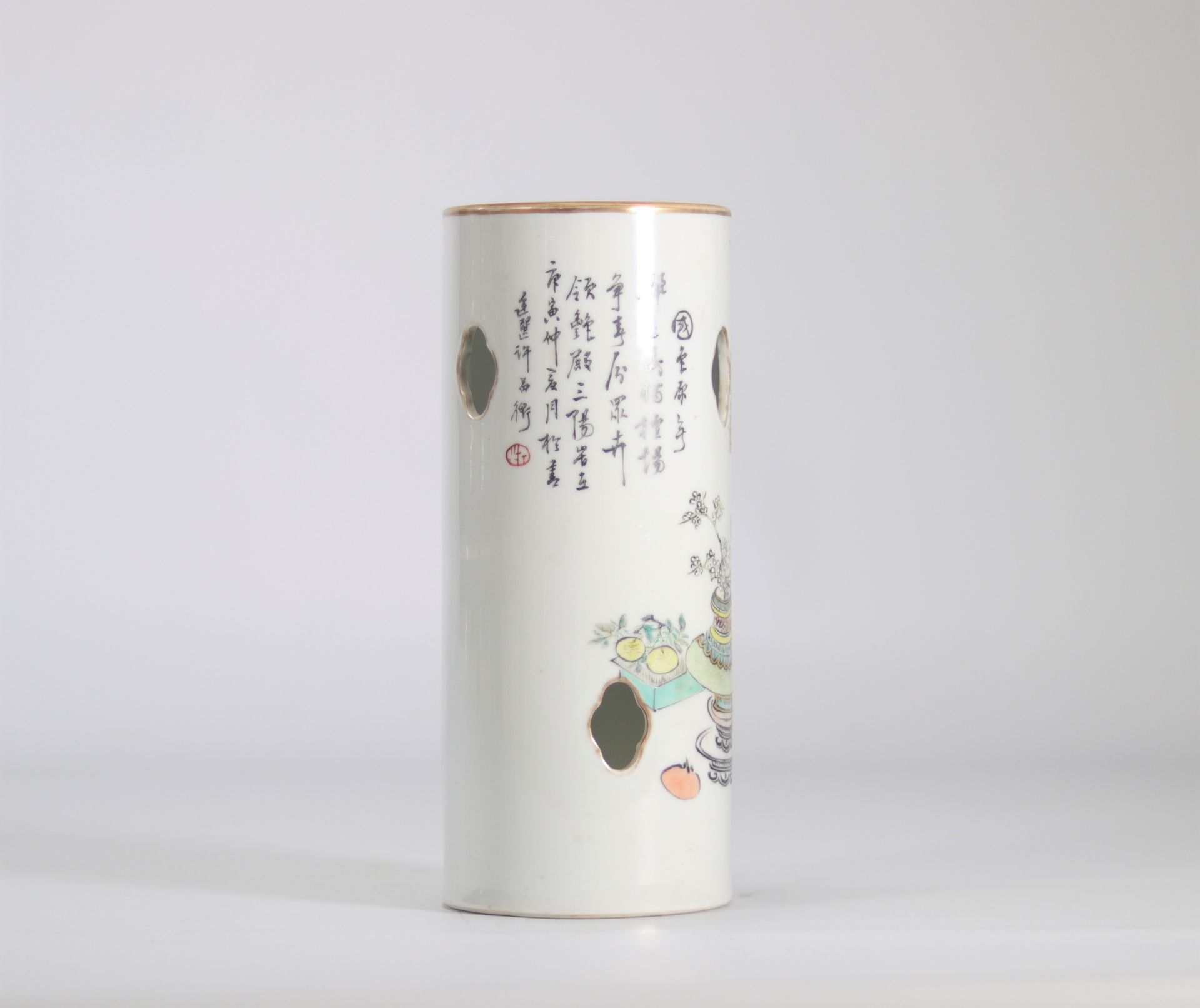 Porcelain hat stand from la famille rose decorated with furnitures drawings and Chinese characters - Image 2 of 5