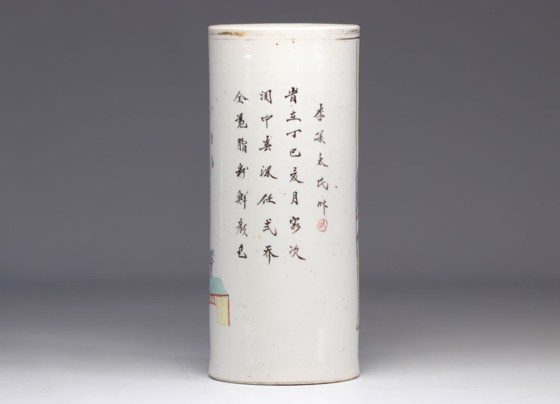 Cylindrical vase in Famille Rose porcelain decorated with figures - Image 2 of 3