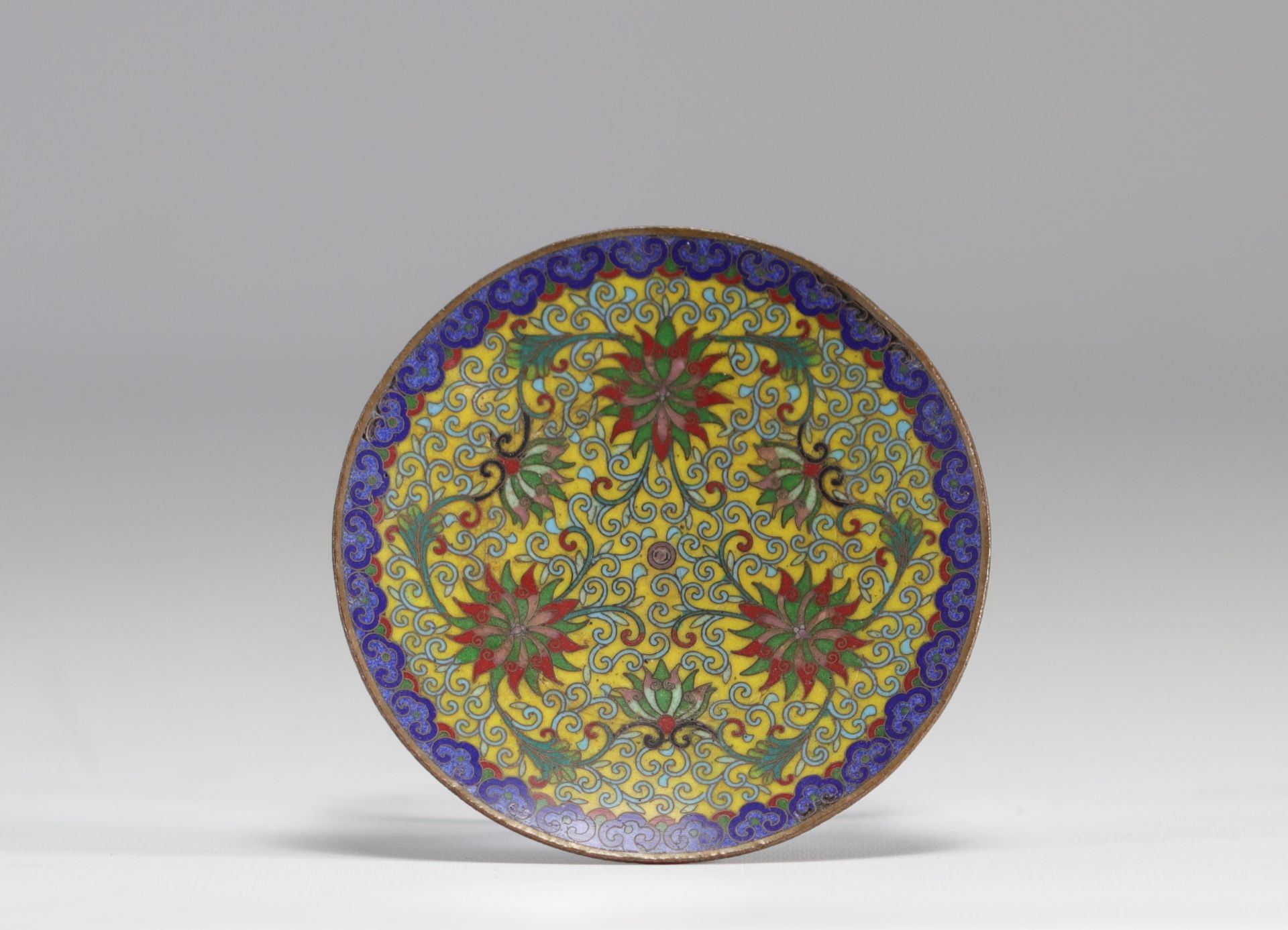 A cloisonne enamel dish with flowers from the 19th century from Meiji period (æ˜Žæ²»æ™‚ä»£) - Image 2 of 2