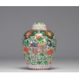 Covered vase in Chinese porcelain decorated with a lion with a blue head