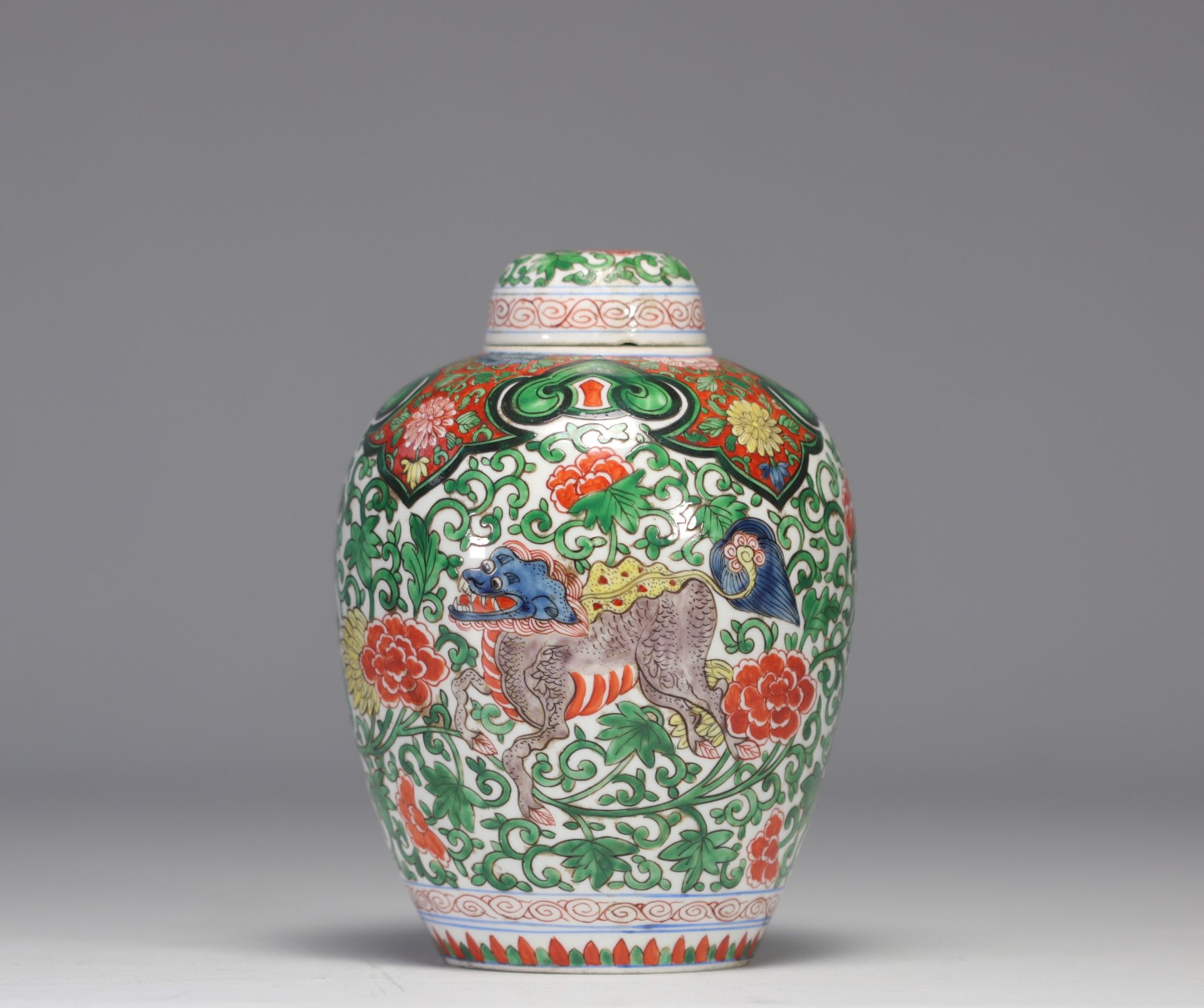 Covered vase in Chinese porcelain decorated with a lion with a blue head