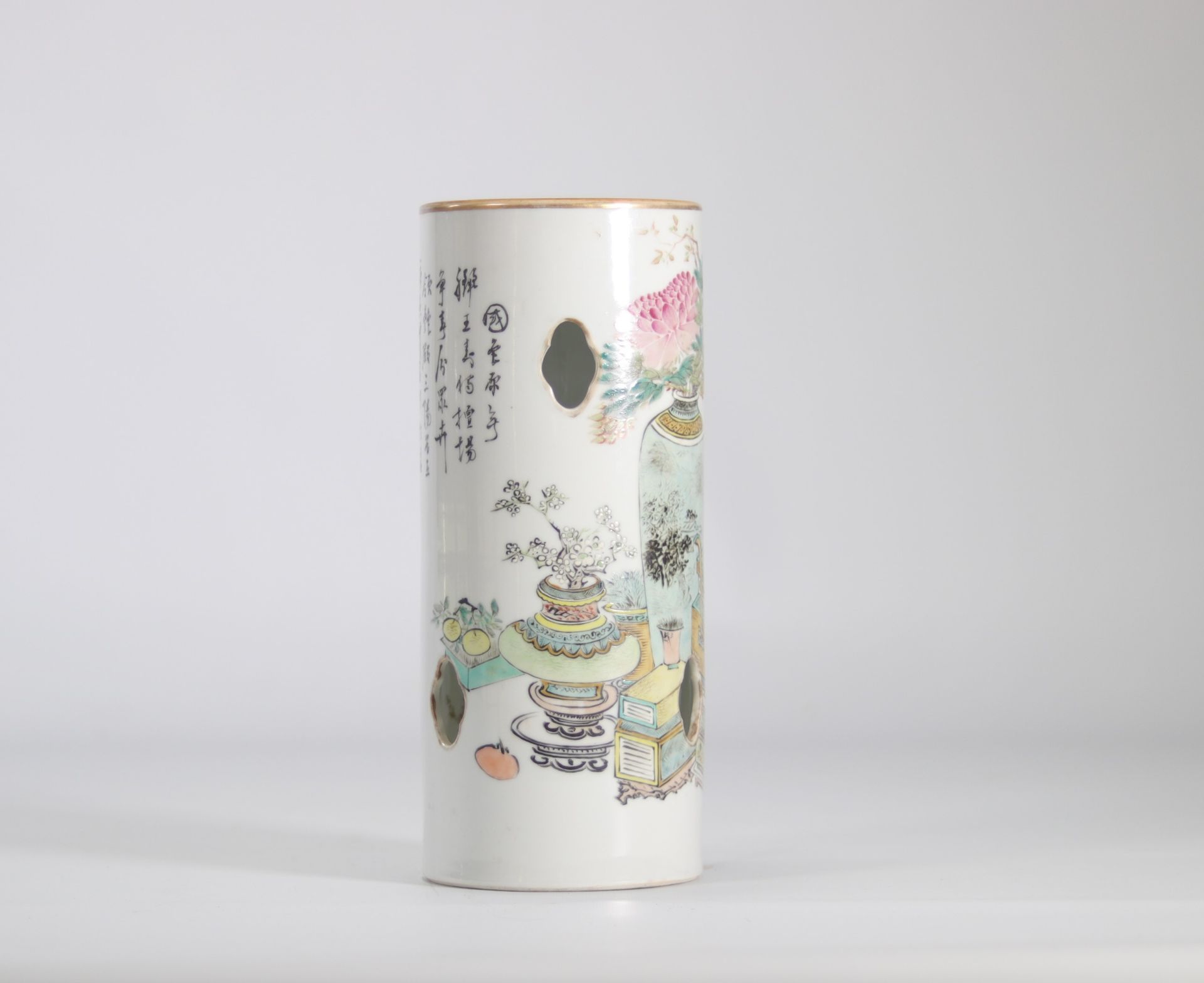 Porcelain hat stand from la famille rose decorated with furnitures drawings and Chinese characters - Image 4 of 5