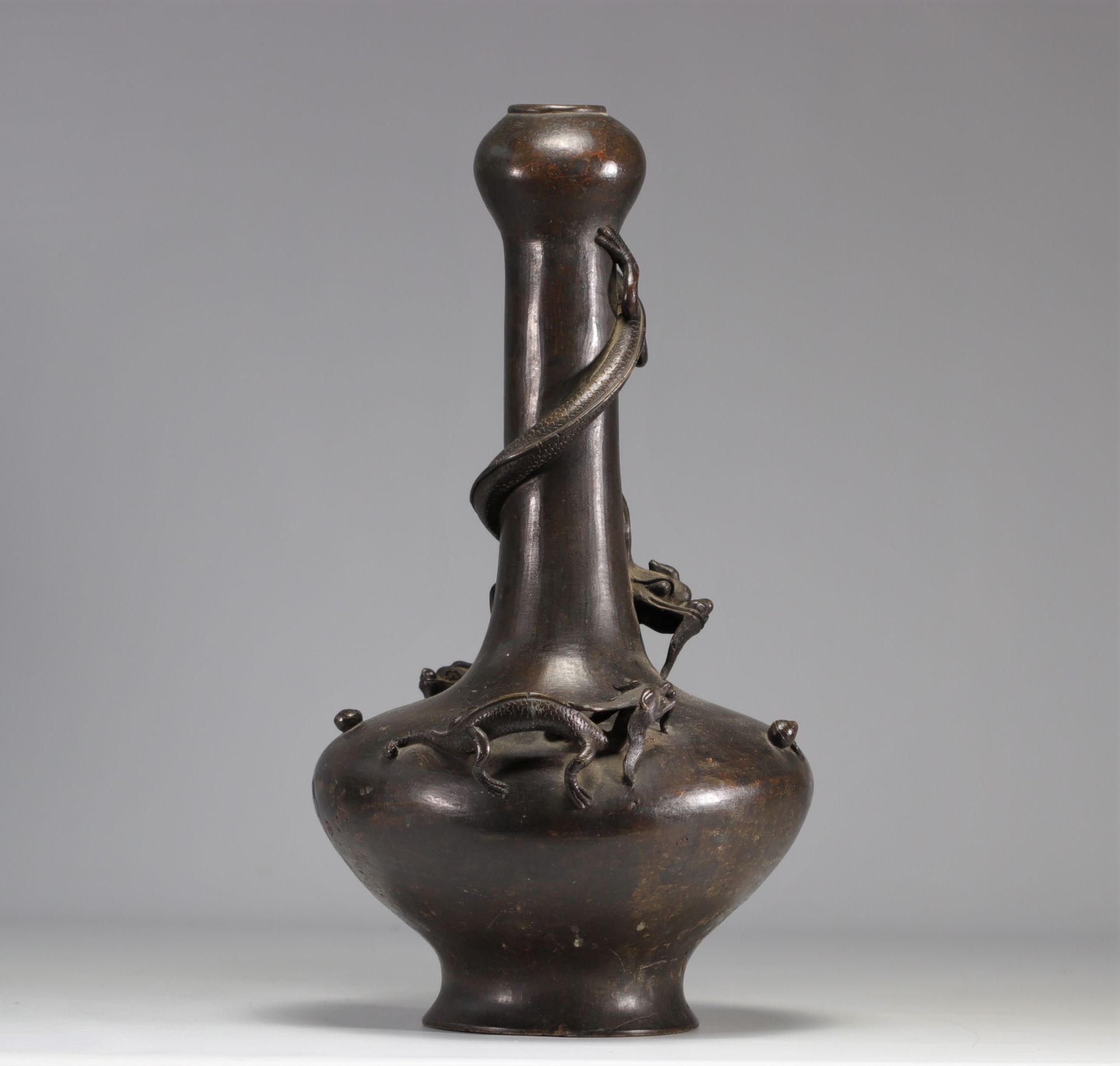 A Xuande Nian Zhi bronze bottle vase decorated with a Chilon from the Ming period (æ˜Žæœ) - Image 3 of 5