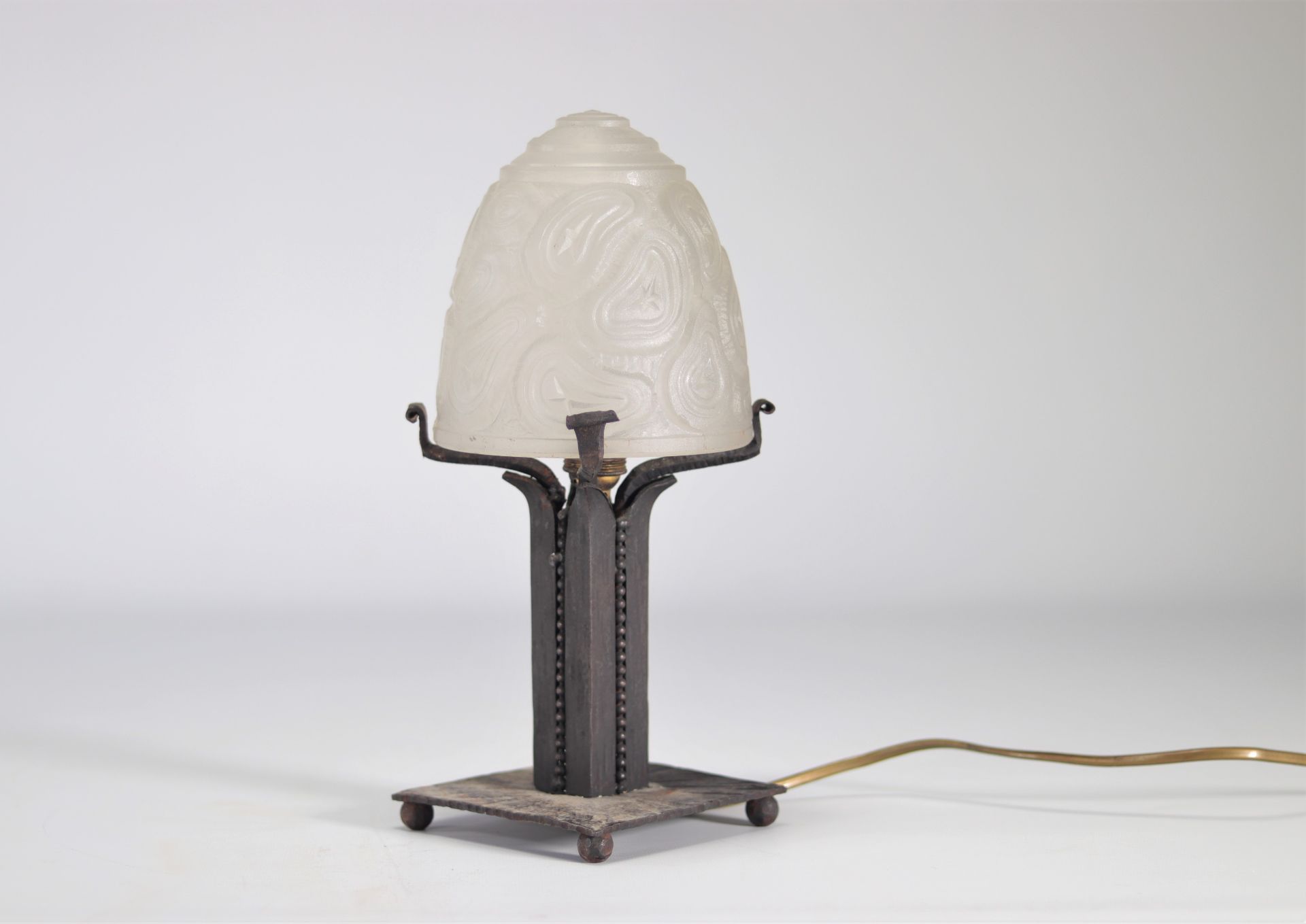 Art Deco desk lamp with hammered wrought iron base with geometric pattern - Image 3 of 3