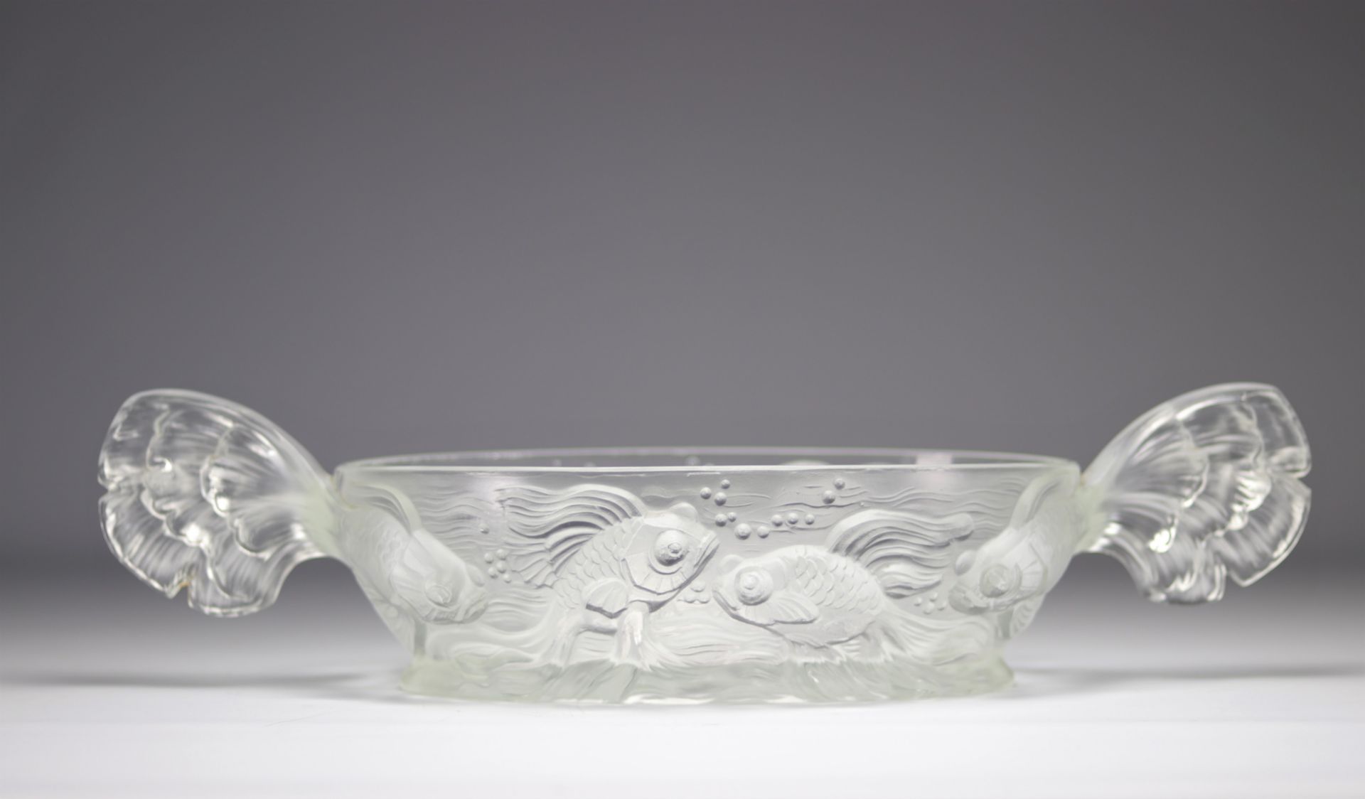 VERLYS (1925-1946) Opalescent moulded glass oval planter decorated in relief with fish, with tails f - Bild 3 aus 4