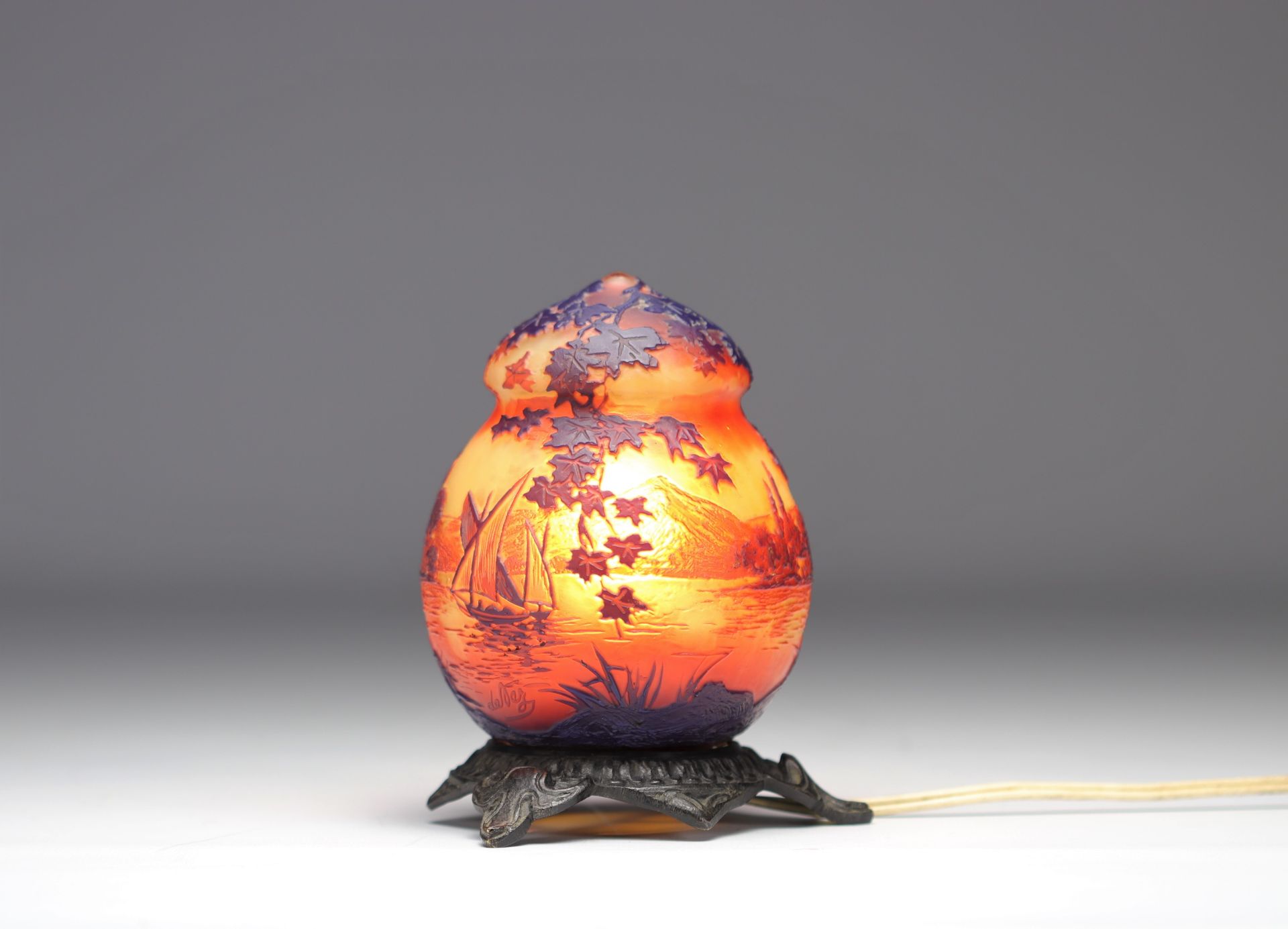 DEVEZ red acid-etched "lamp" nightlight with landscape decoration - Image 5 of 6