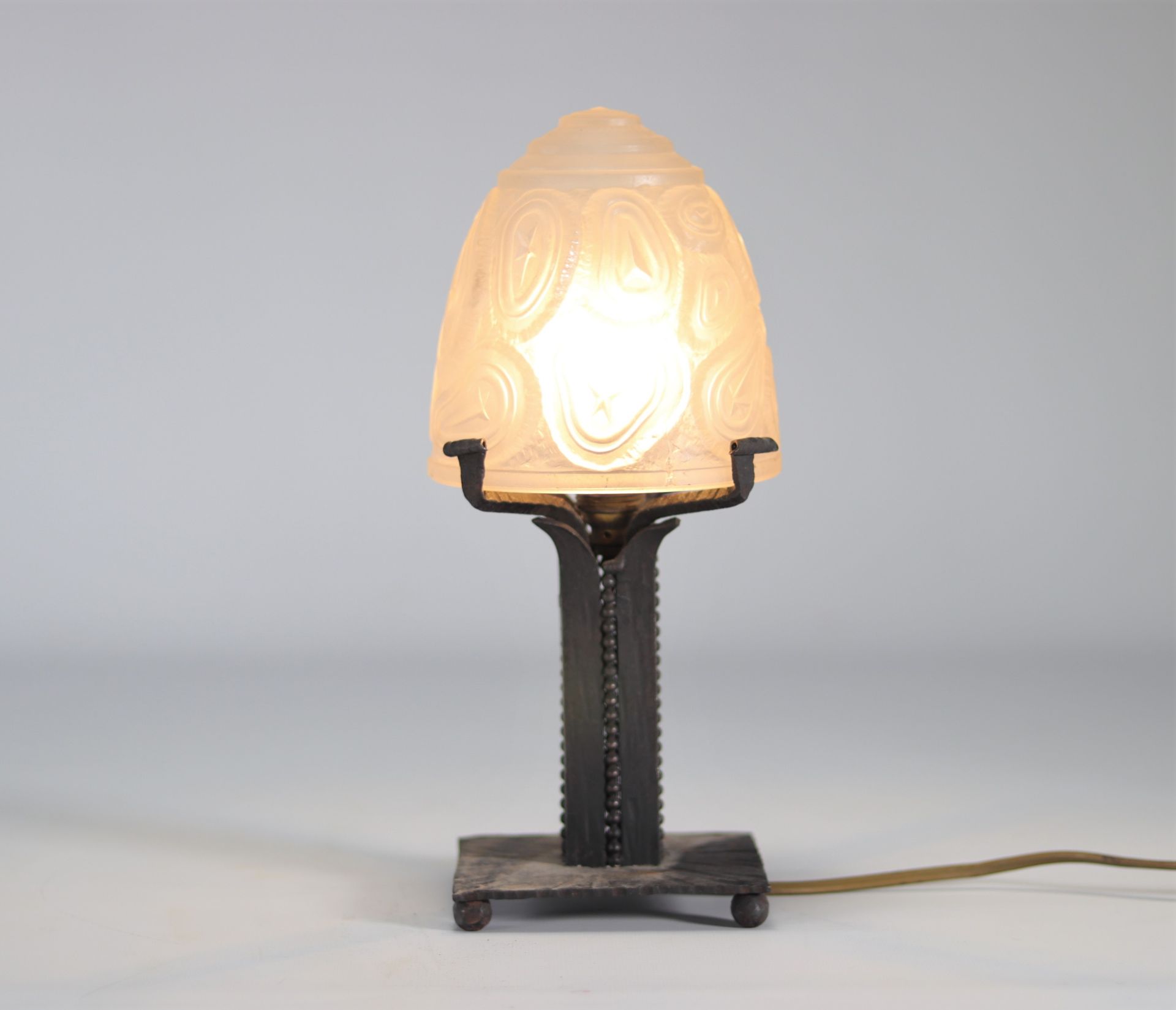 Art Deco desk lamp with hammered wrought iron base with geometric pattern - Image 2 of 3