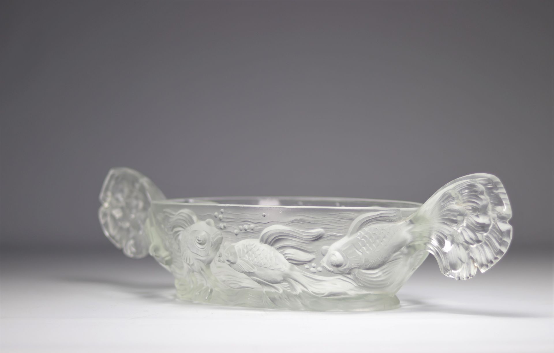 VERLYS (1925-1946) Opalescent moulded glass oval planter decorated in relief with fish, with tails f - Bild 2 aus 4