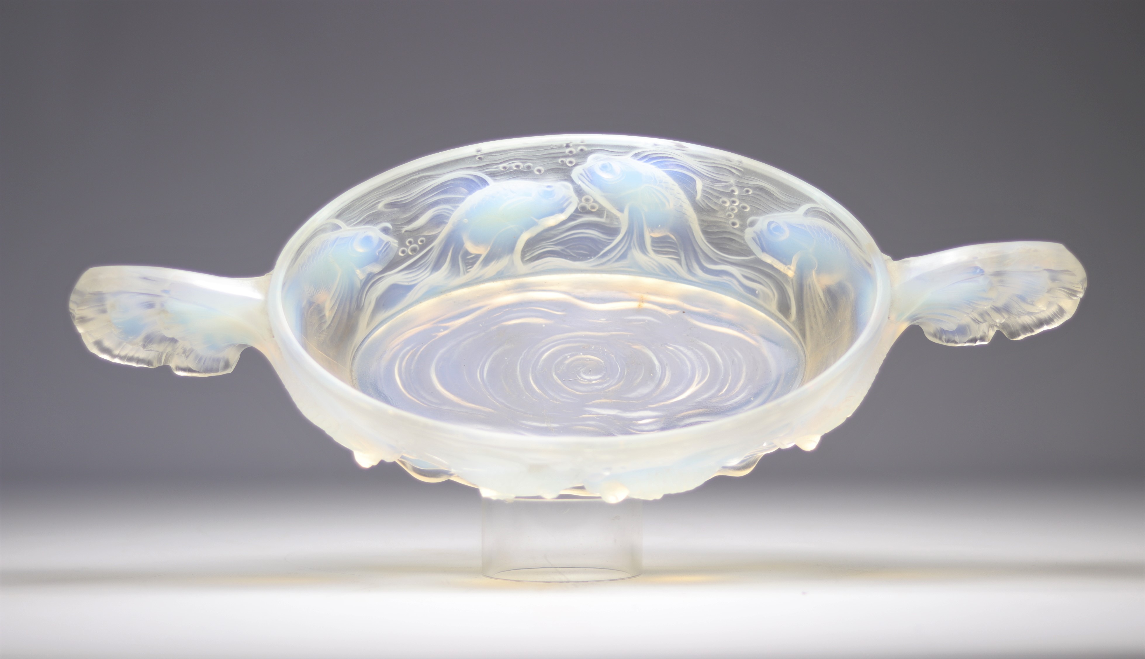 VERLYS France oval bowl as a centrepiece in opalescent moulded glass with fish in relief - Image 4 of 4