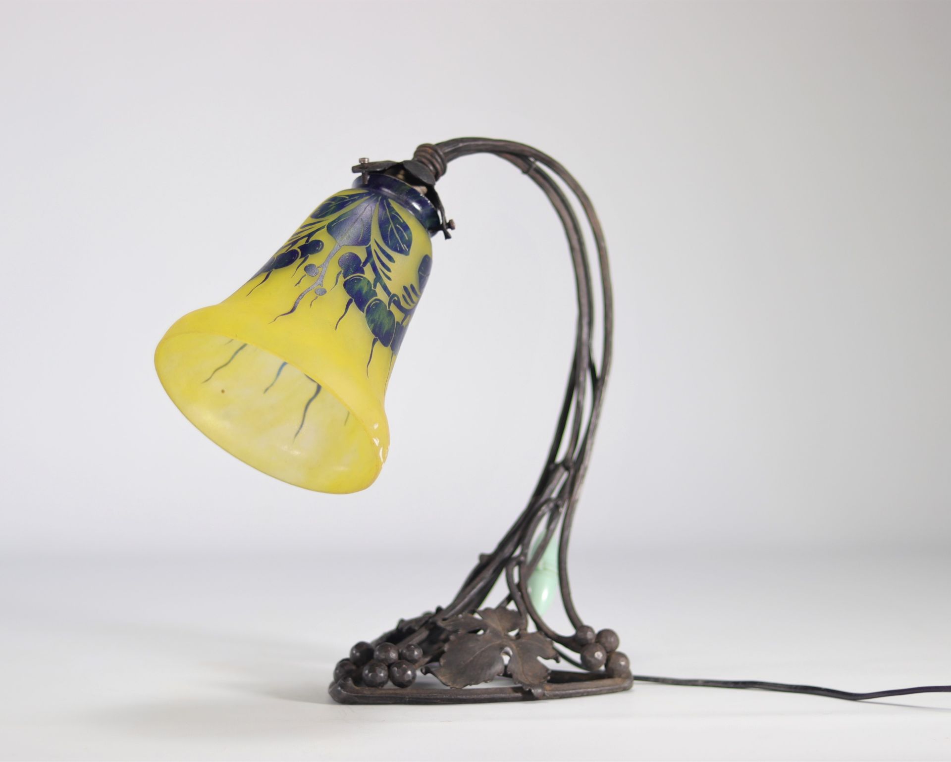 LE verre francais Desk lamp with Art Deco acid-etched bobeche vine decor - Image 3 of 4