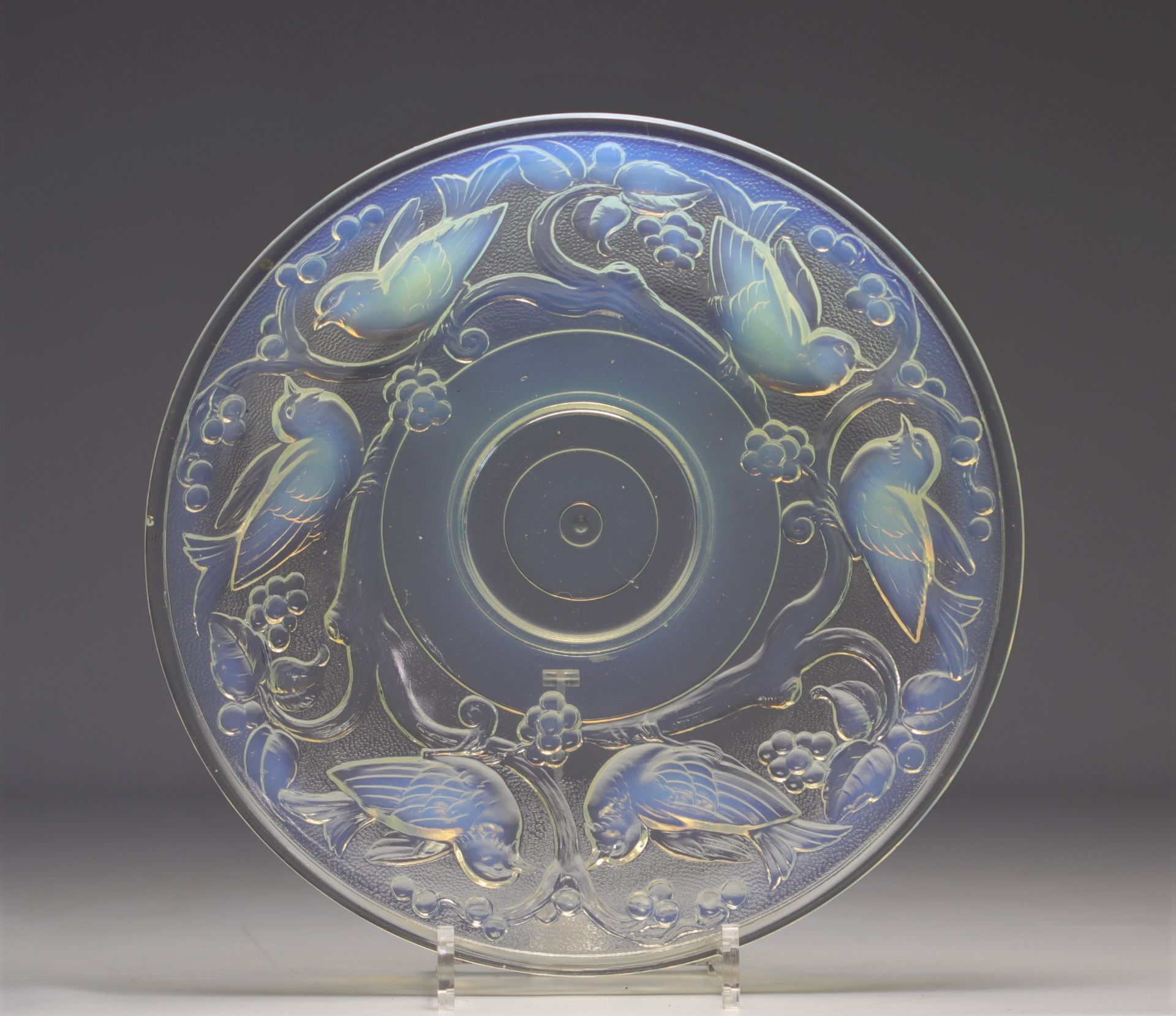 Opalescent cup decorated with birds