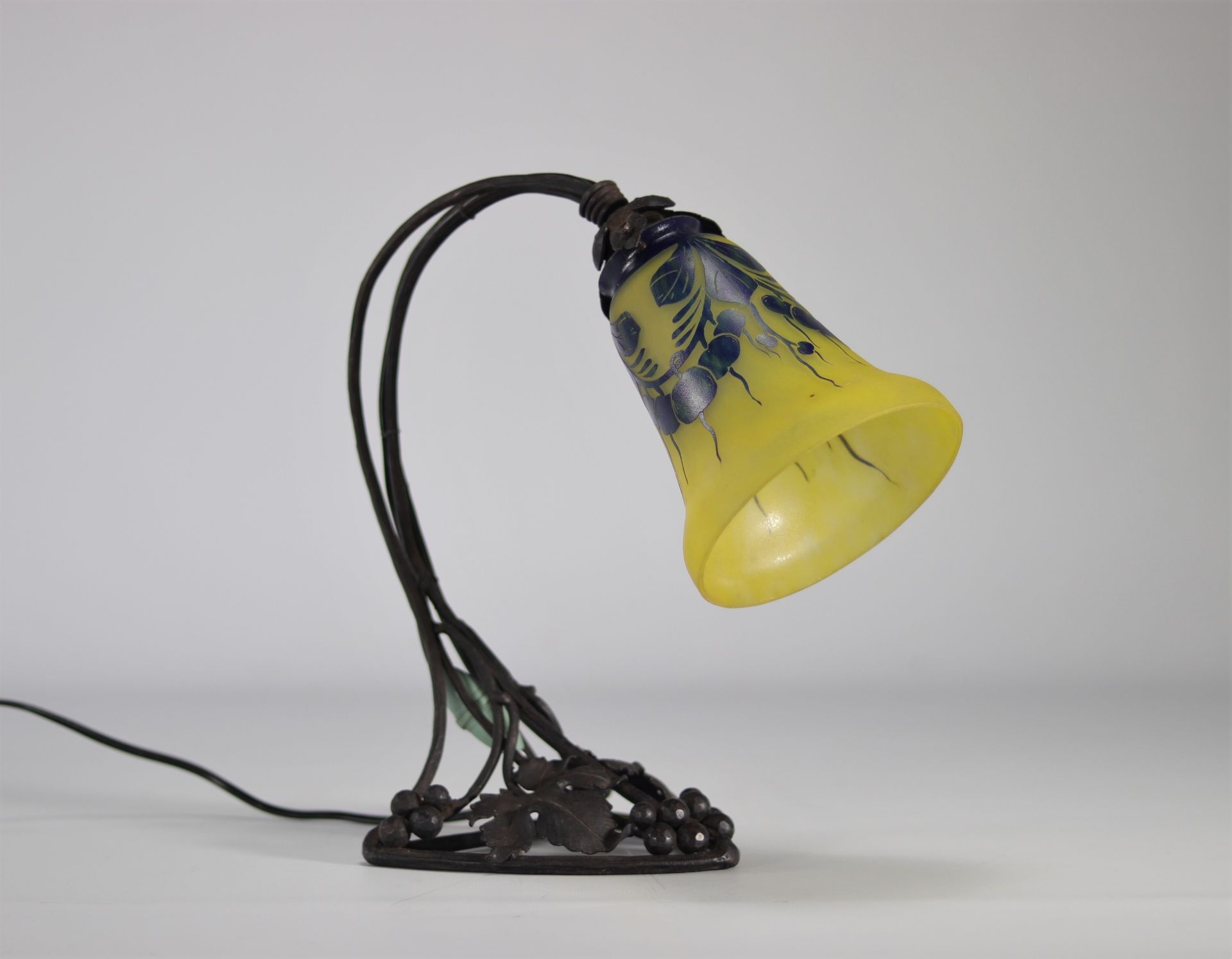 LE verre francais Desk lamp with Art Deco acid-etched bobeche vine decor - Image 4 of 4