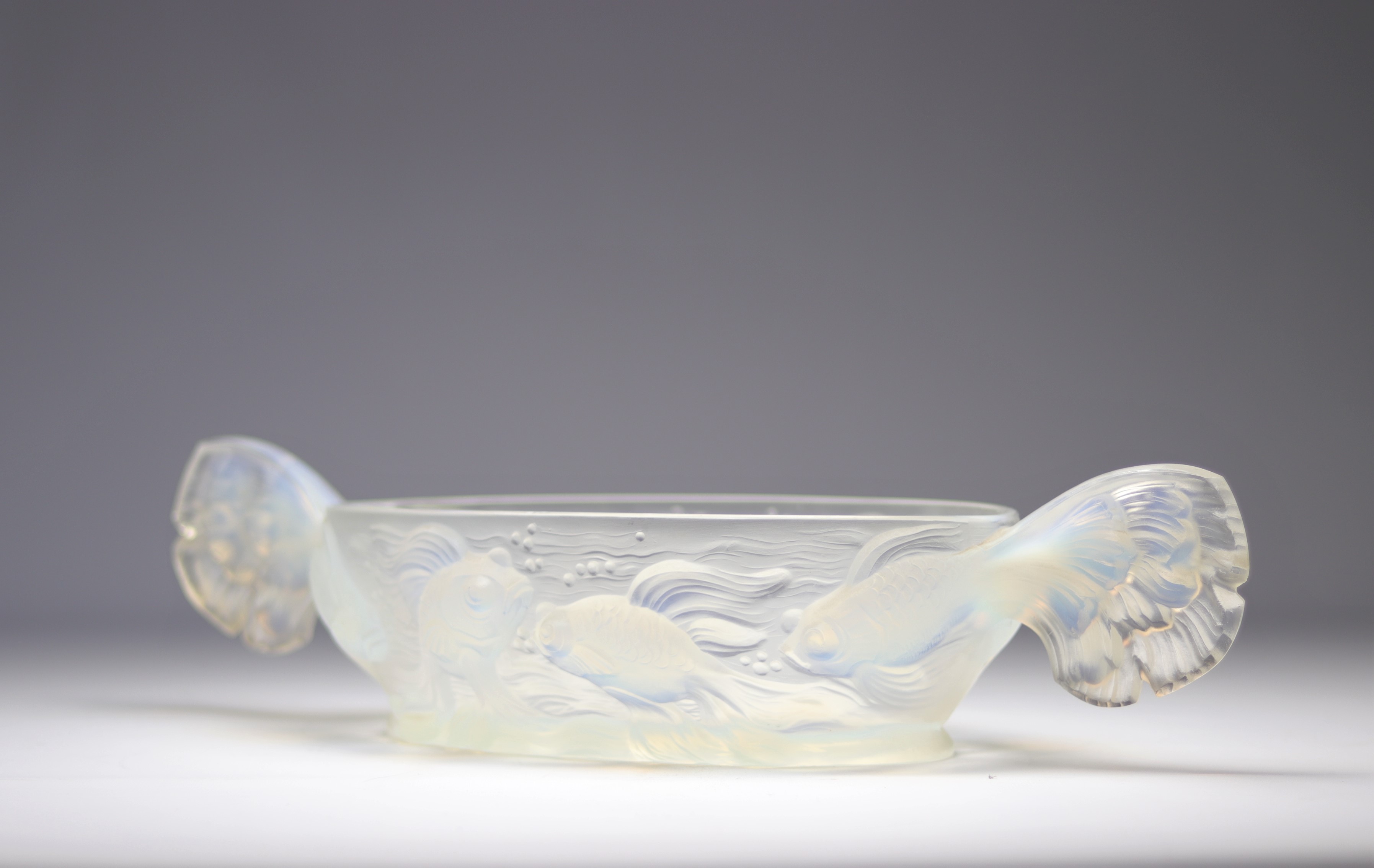 VERLYS France oval bowl as a centrepiece in opalescent moulded glass with fish in relief - Image 2 of 4