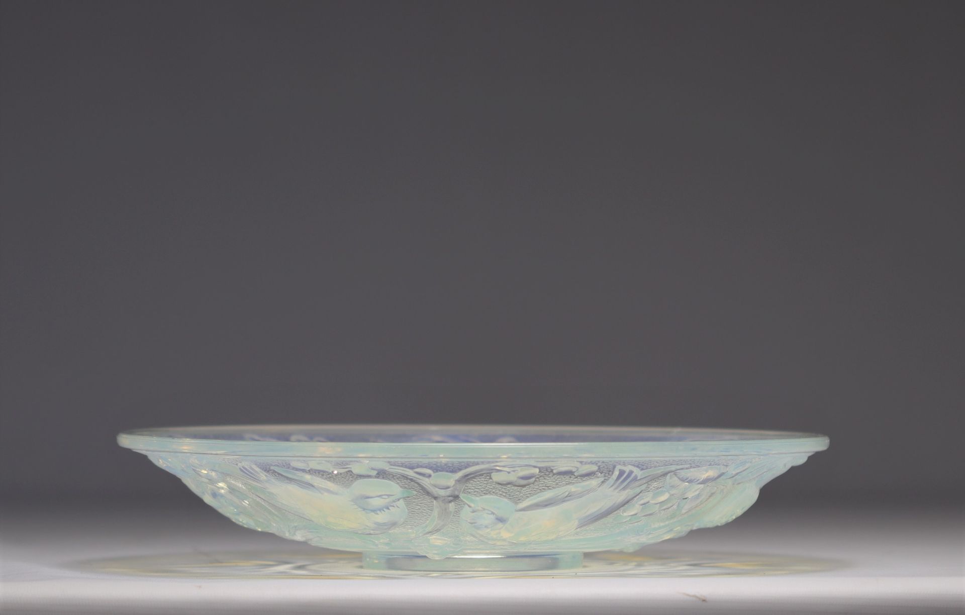 Opalescent cup decorated with birds - Image 2 of 2